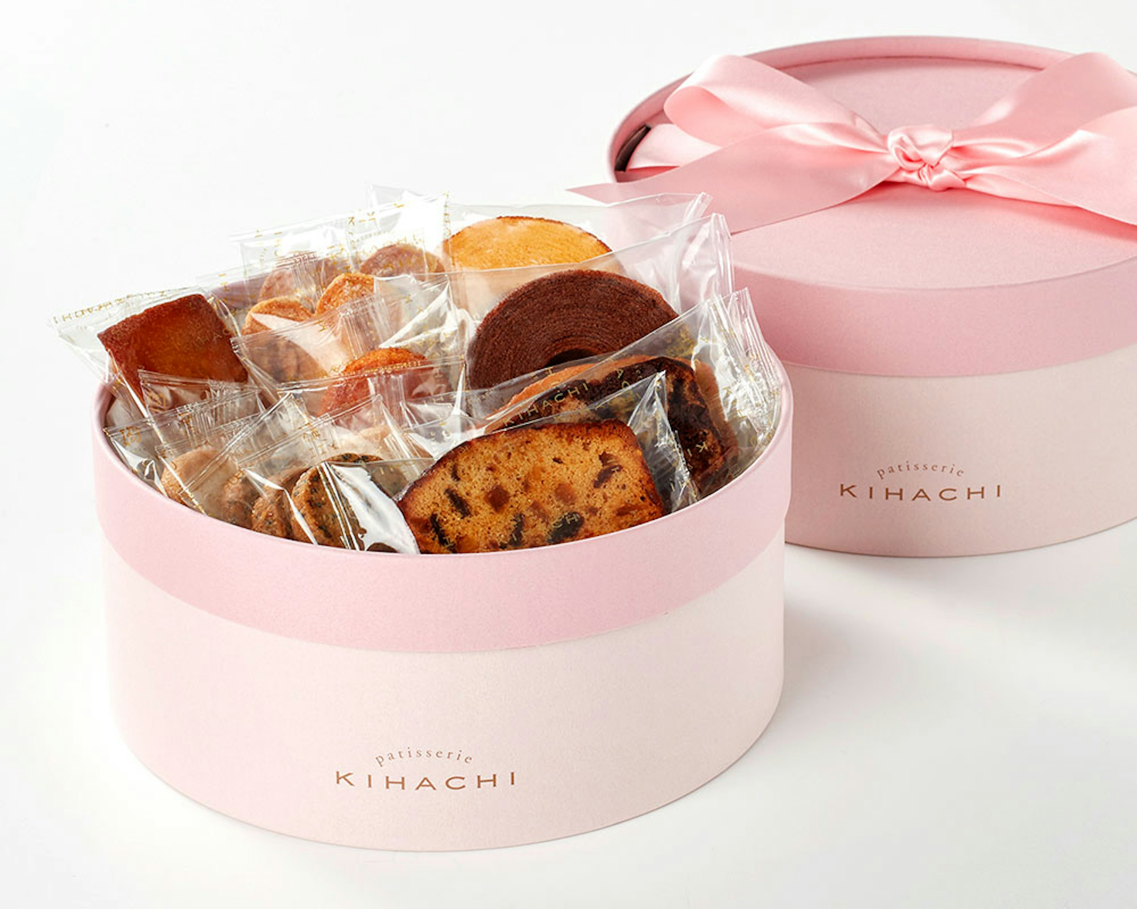 ピンク色のリボン付きボックスに詰められた焼き菓子の詰め合わせセット