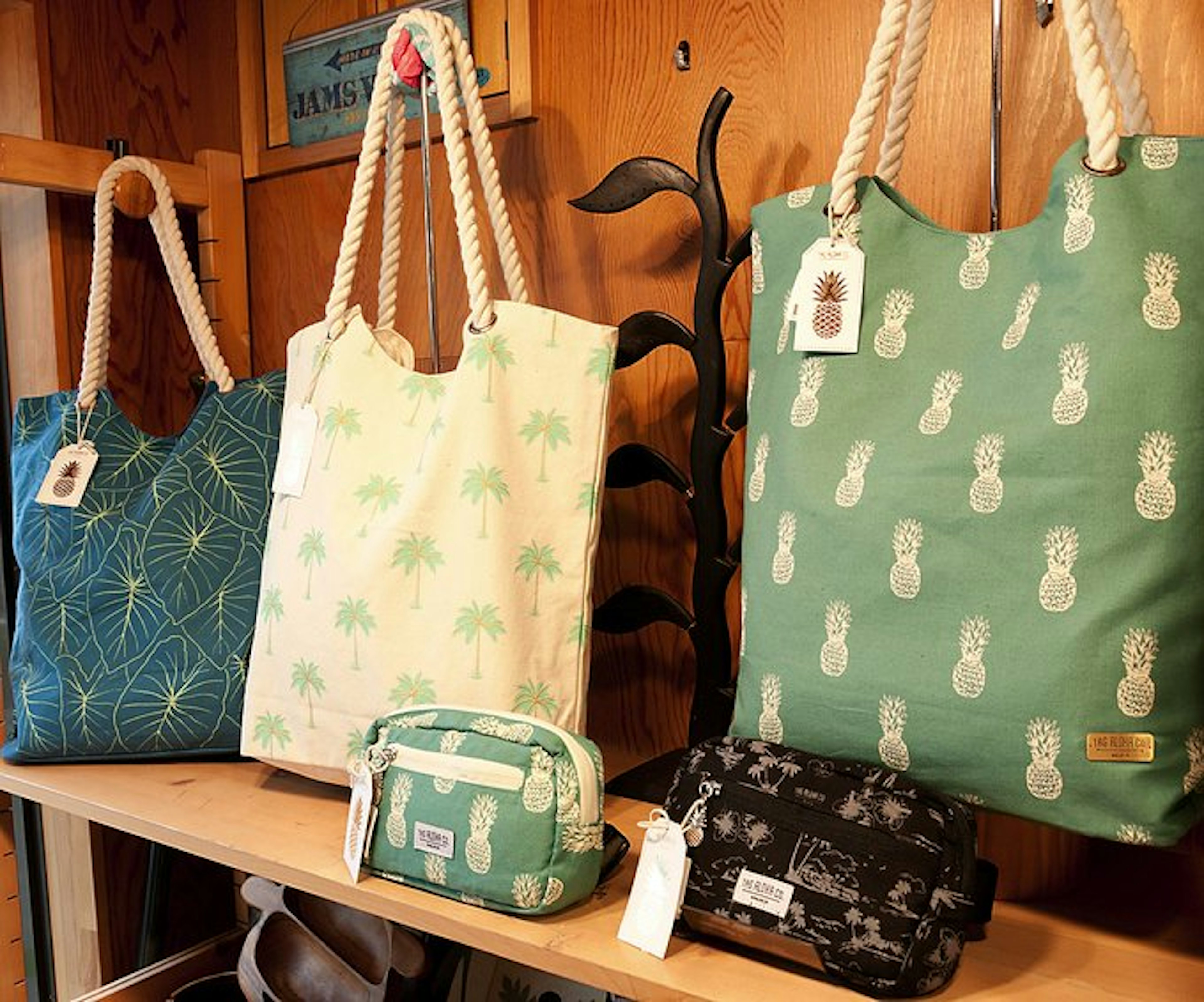 トロピカル柄のバッグが並ぶおしゃれな店内