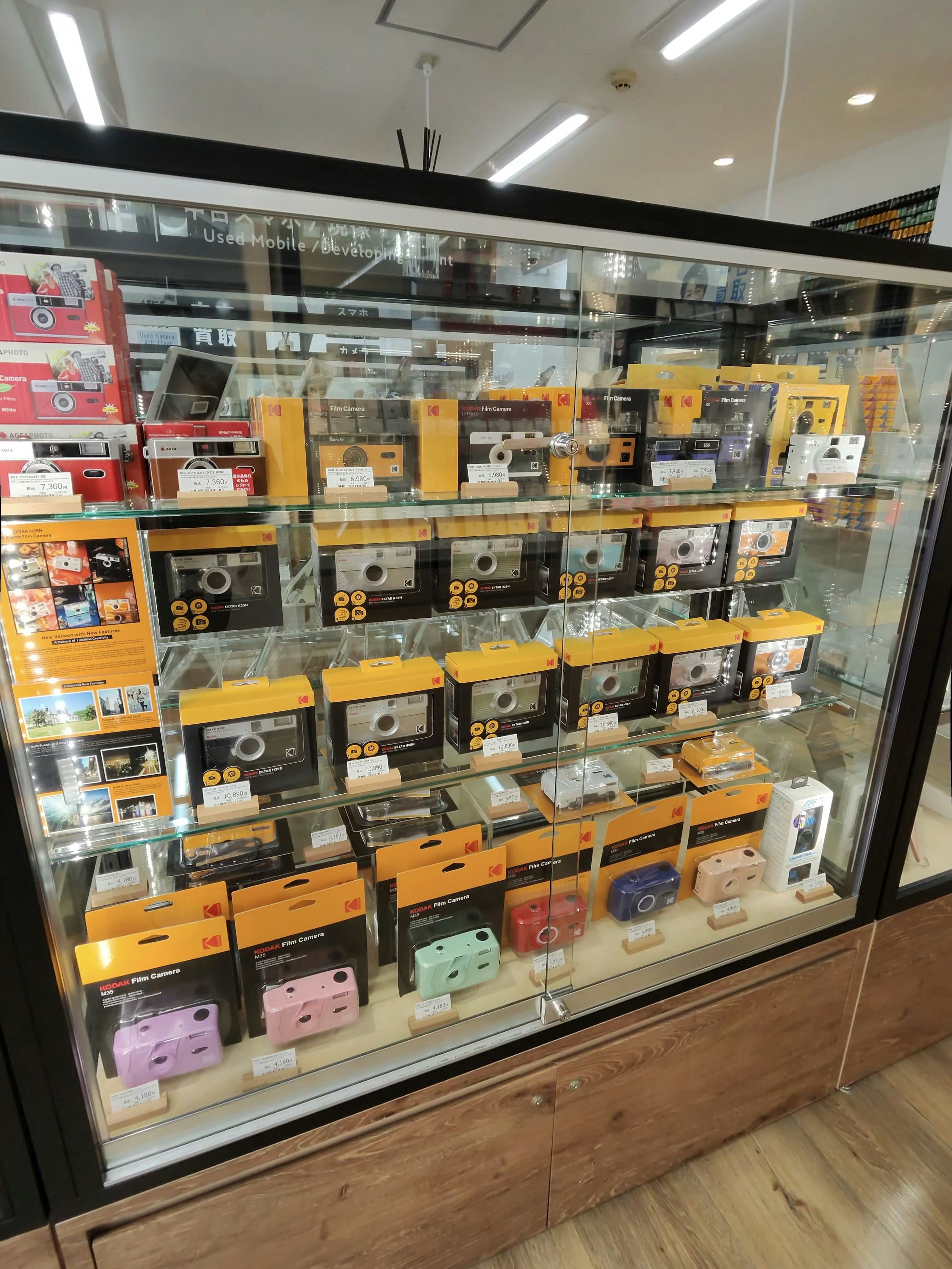 カメラのキタムラの店内の様子。ガラスケースのなかに多種多様なカメラが展示されている