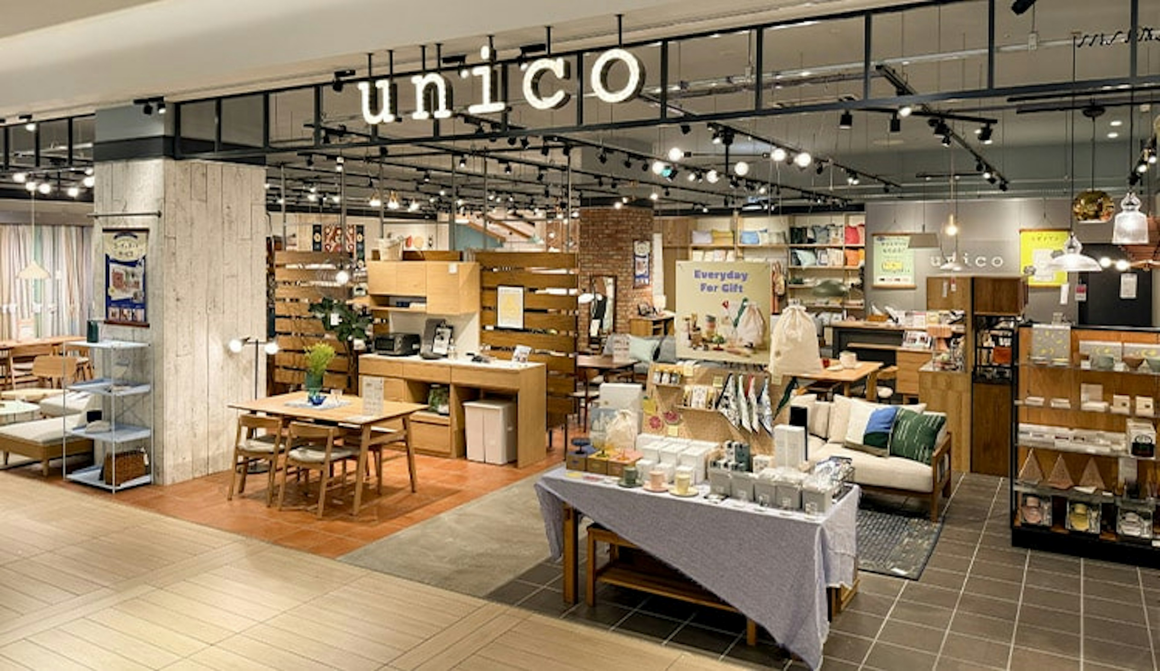 おしゃれなインテリアが揃う、心地よい空間の店舗
