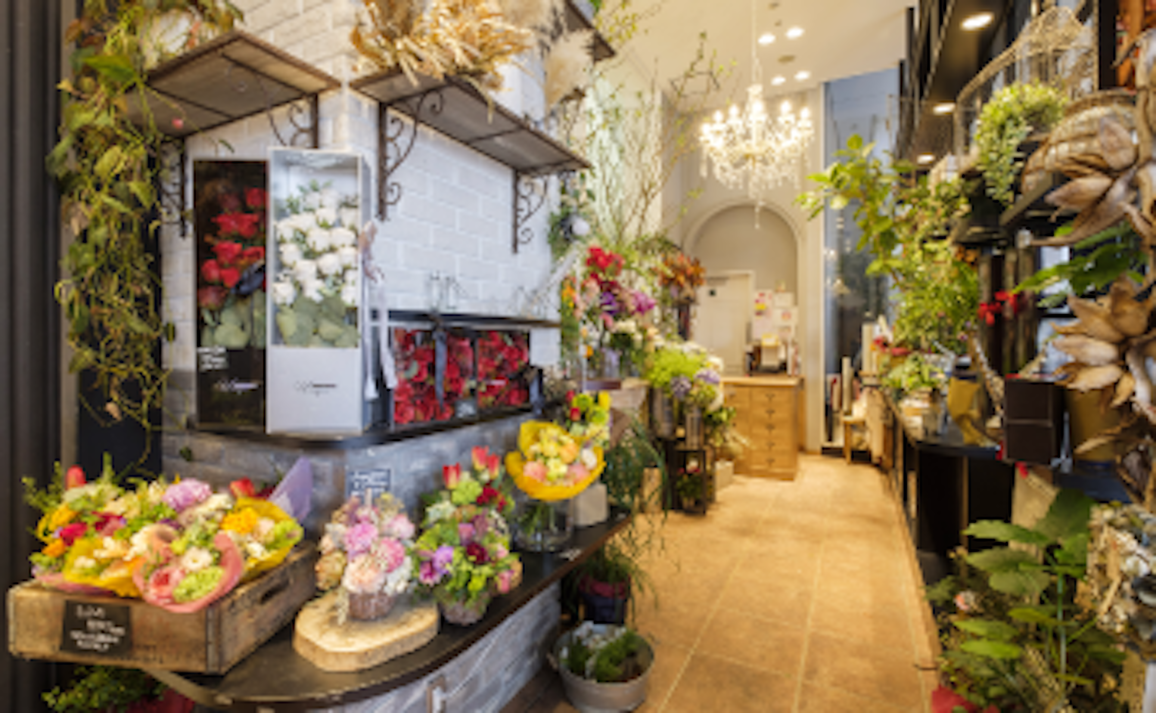 華やかな花々が並ぶおしゃれな花屋の店内