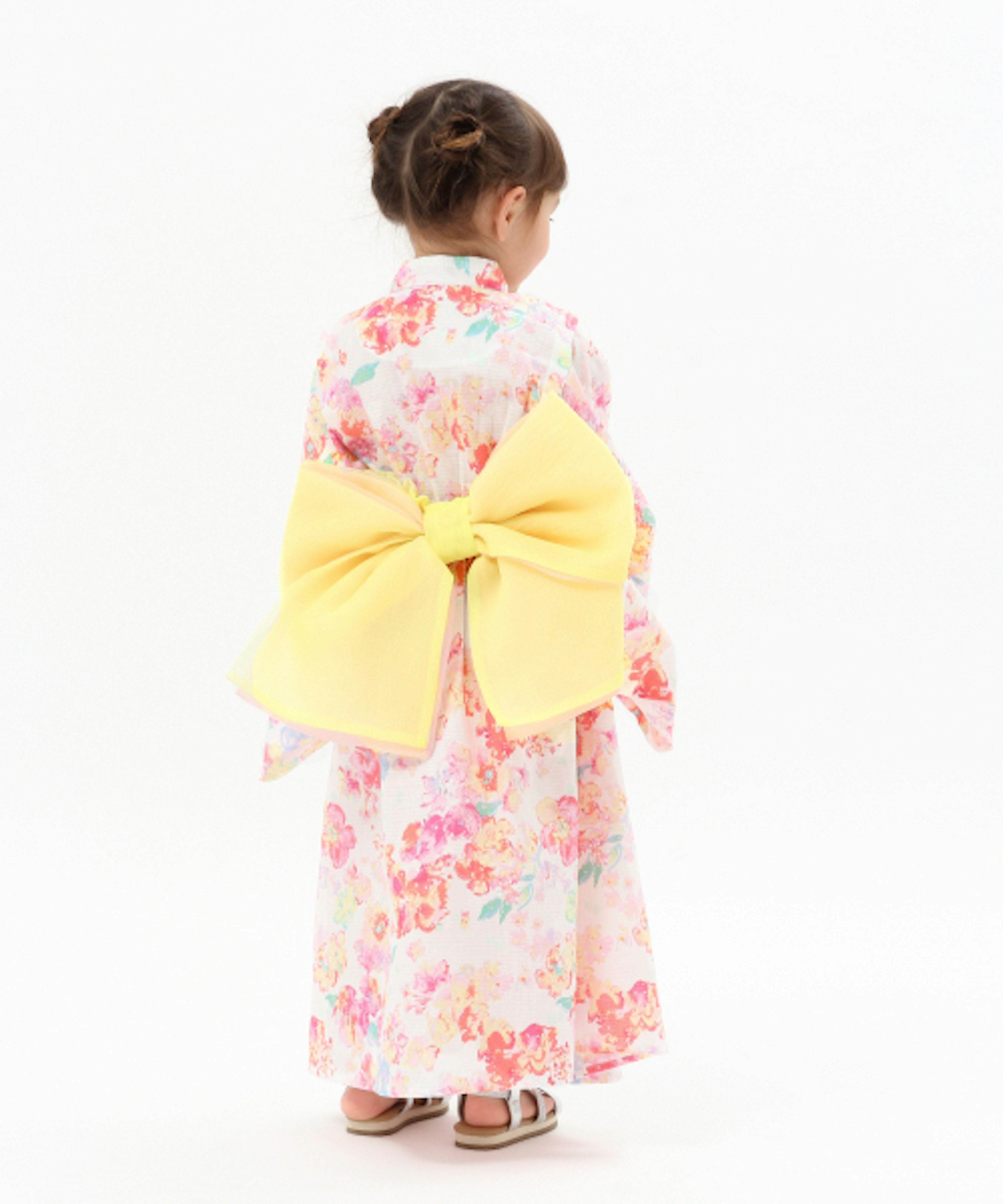 華やかな浴衣姿の子供、夏祭りにぴったり