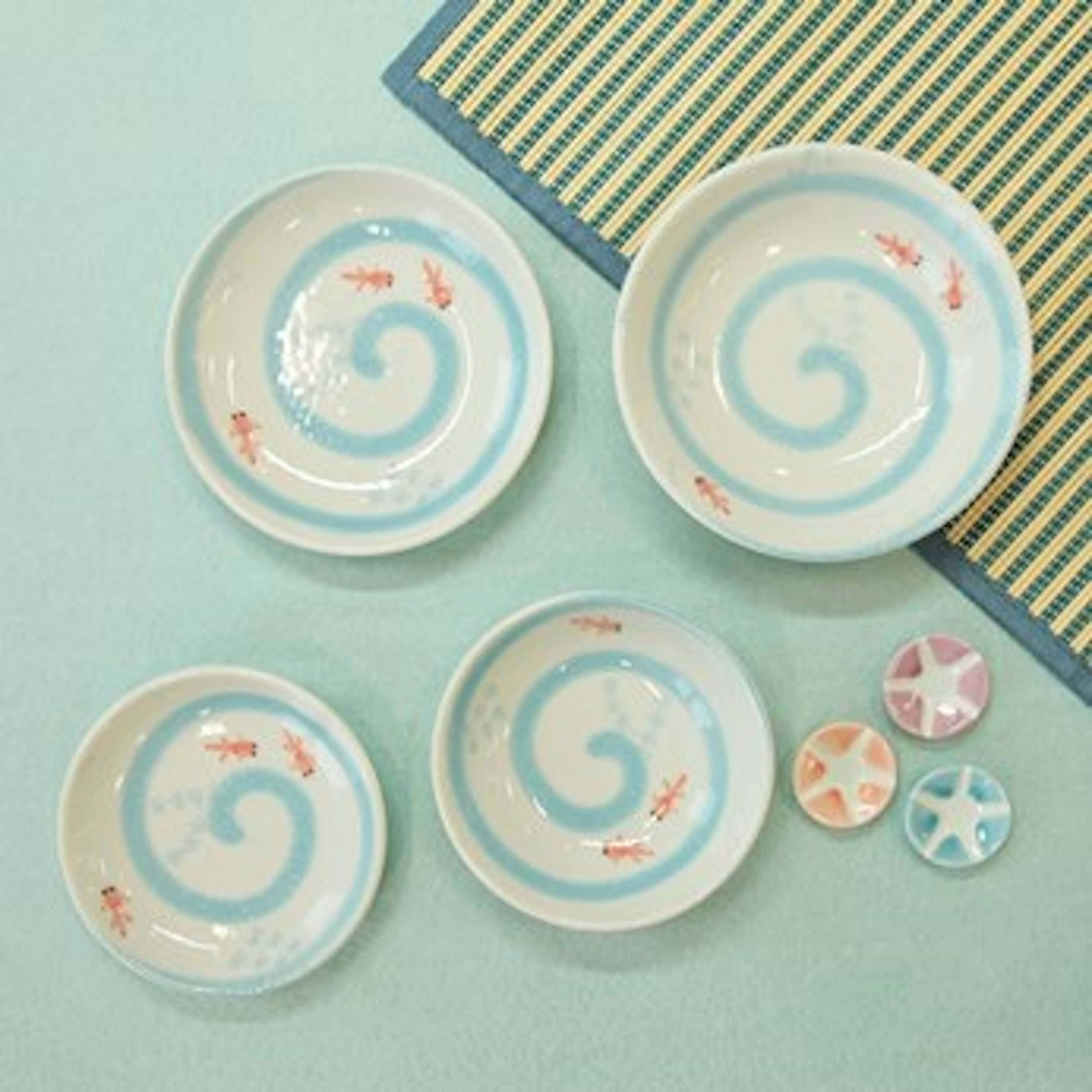 可愛らしい金魚柄の食器セットで食卓を彩る