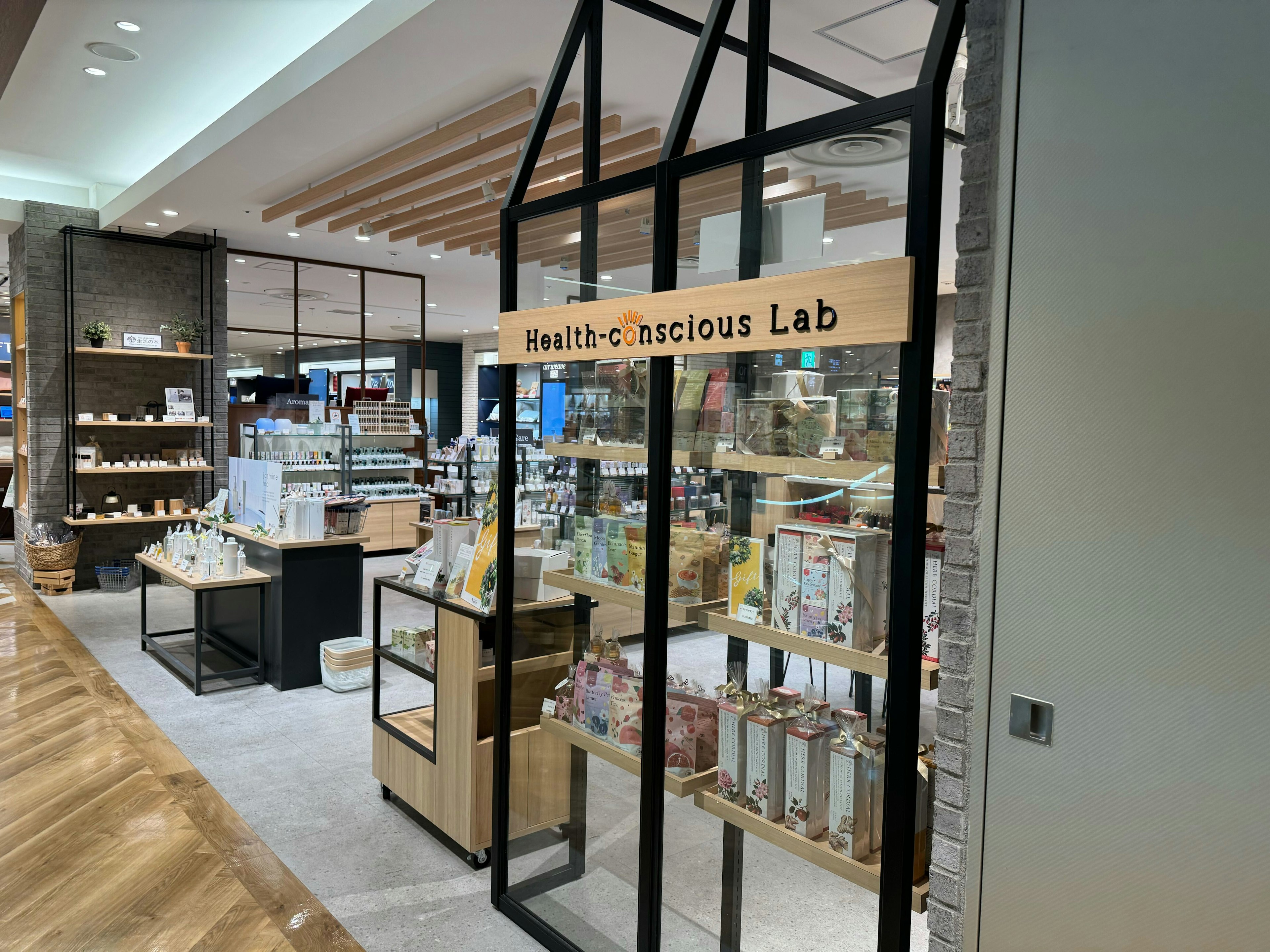 ヘルスコンシャスラボの店内に健康関連商品やコスメが陳列されています