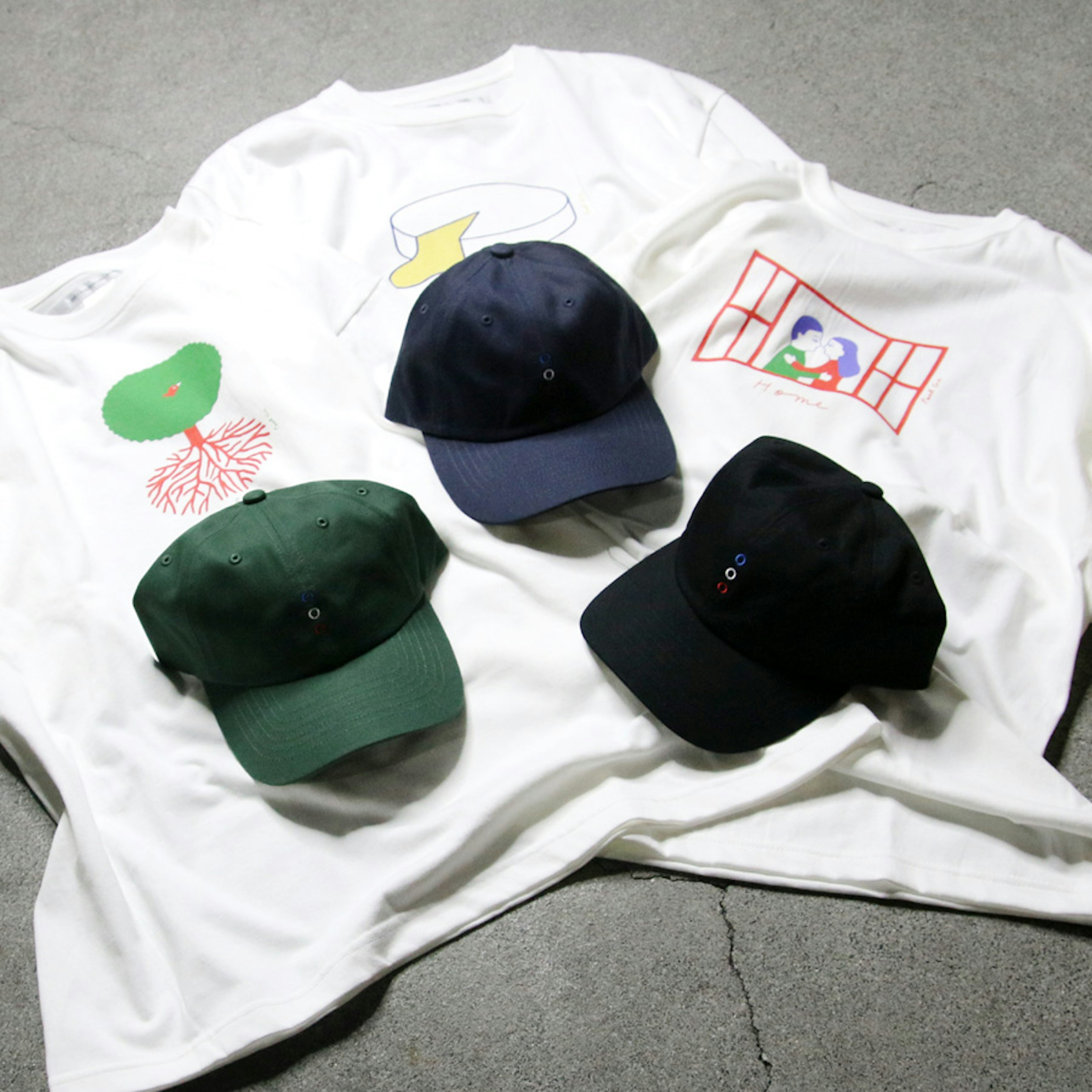 個性的なデザインのTシャツとキャップセット