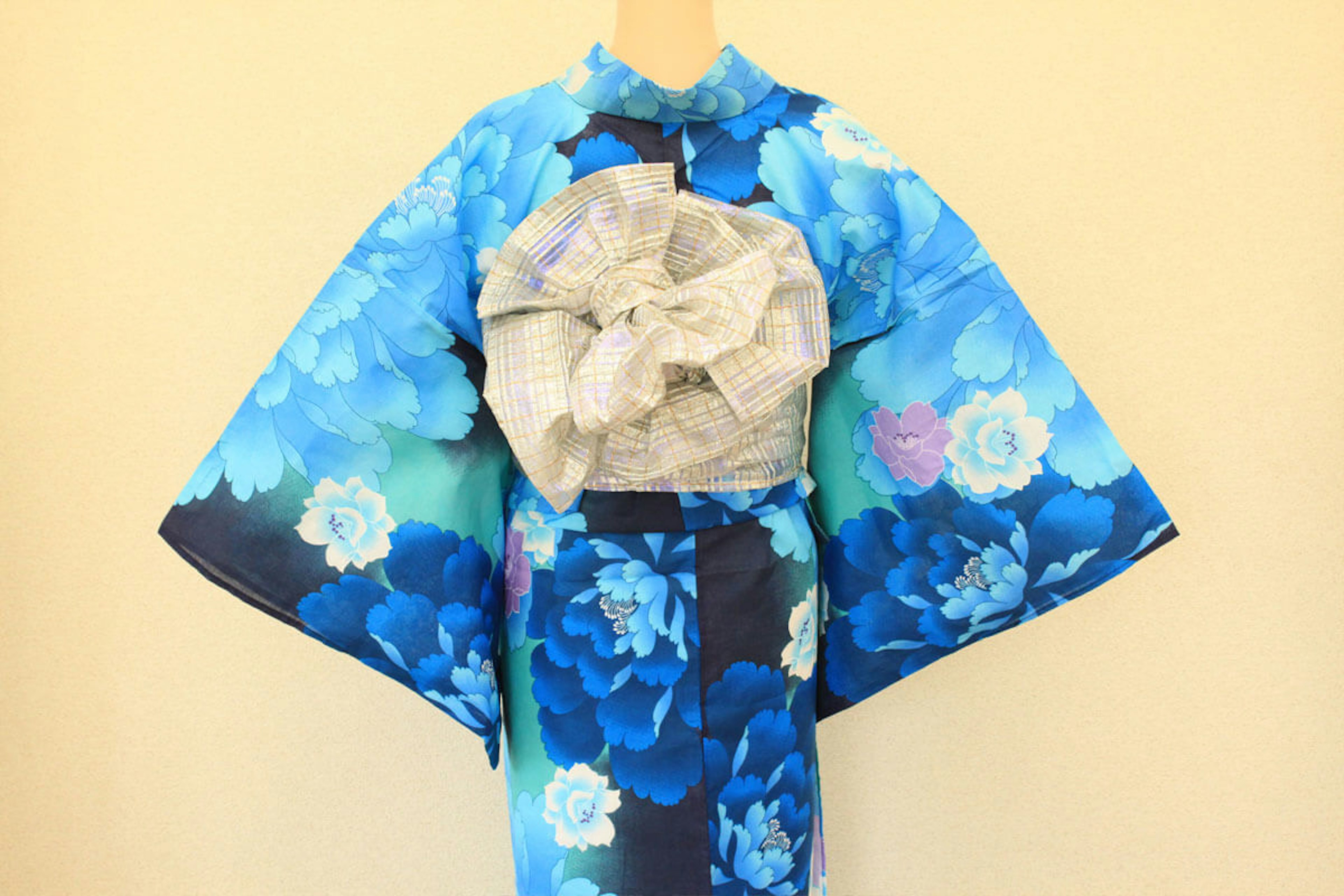 鮮やかな青い花柄の浴衣で夏祭りを楽しもう