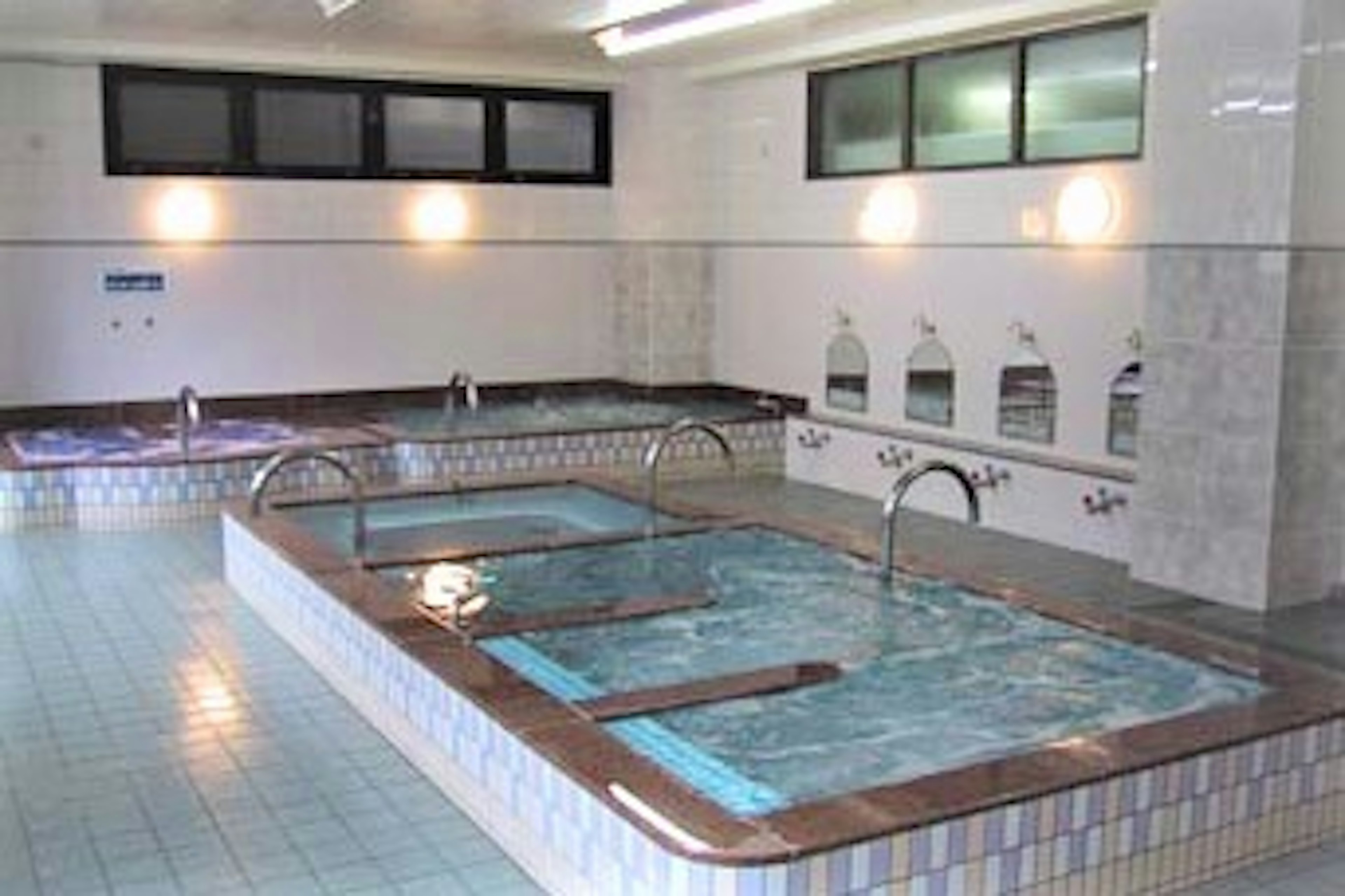 リラックスできる広々としたシャワー付きの温泉施設