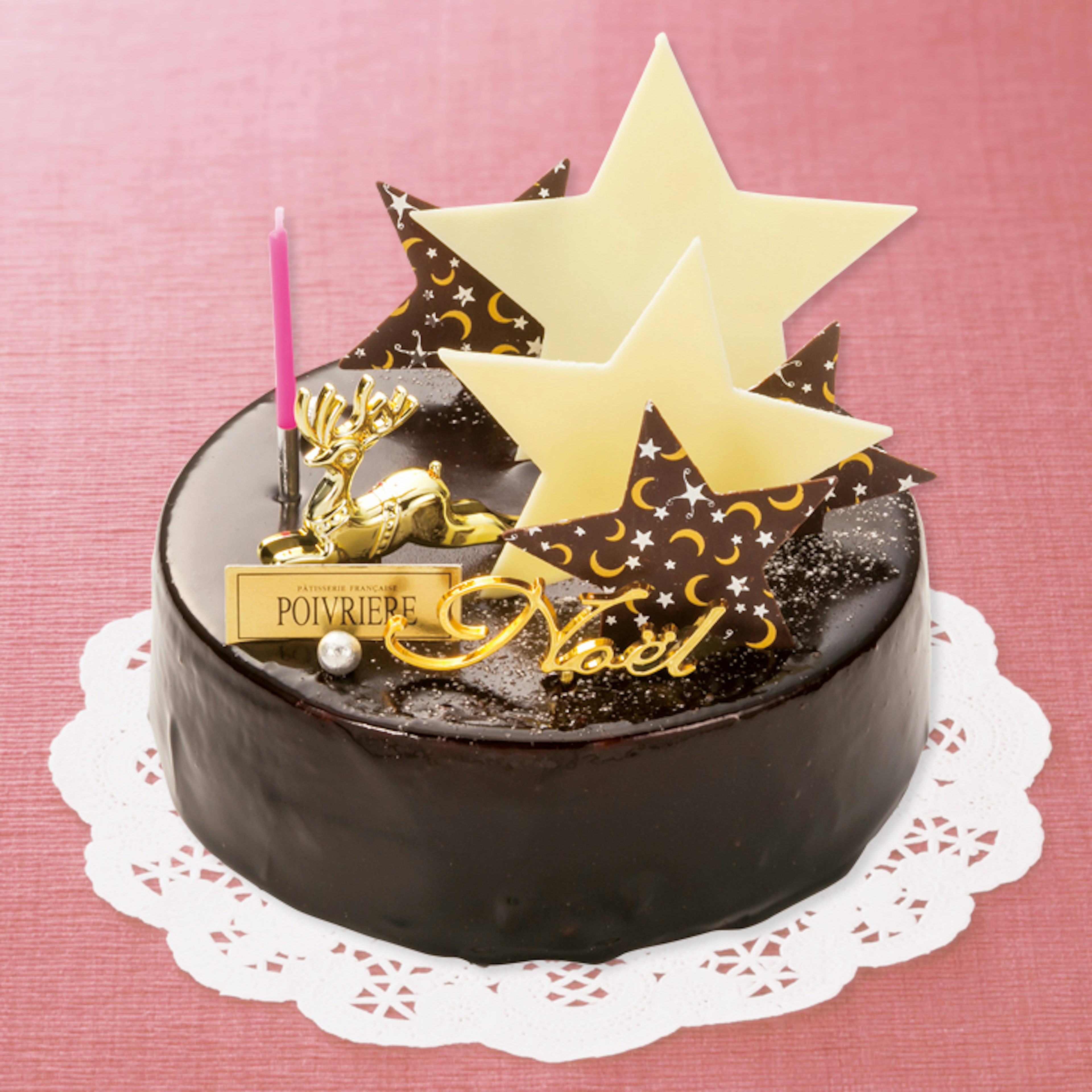 星形チョコが輝く、贅沢なクリスマスケーキ