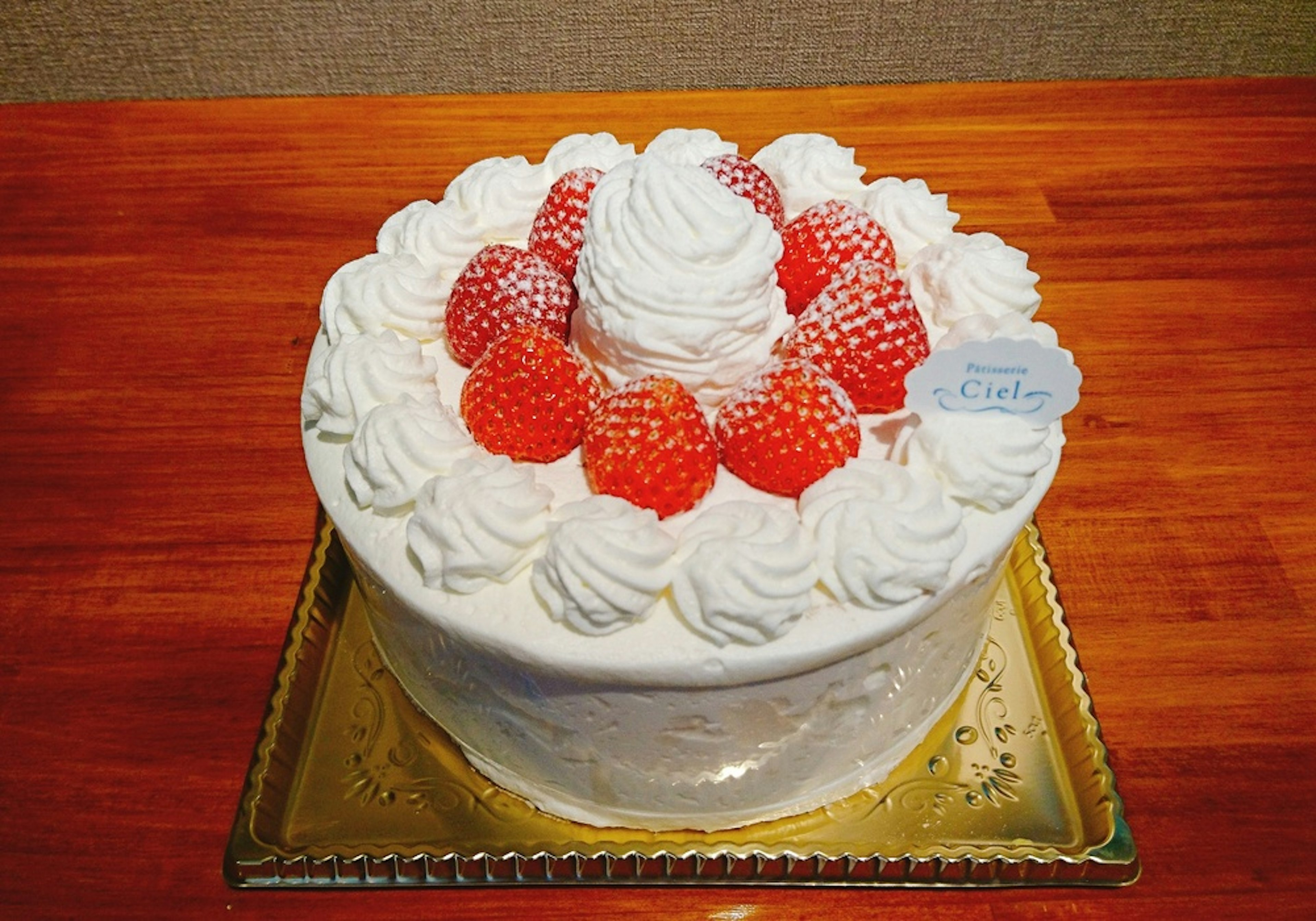 新鮮な苺がたっぷりのふわふわ生クリームケーキ