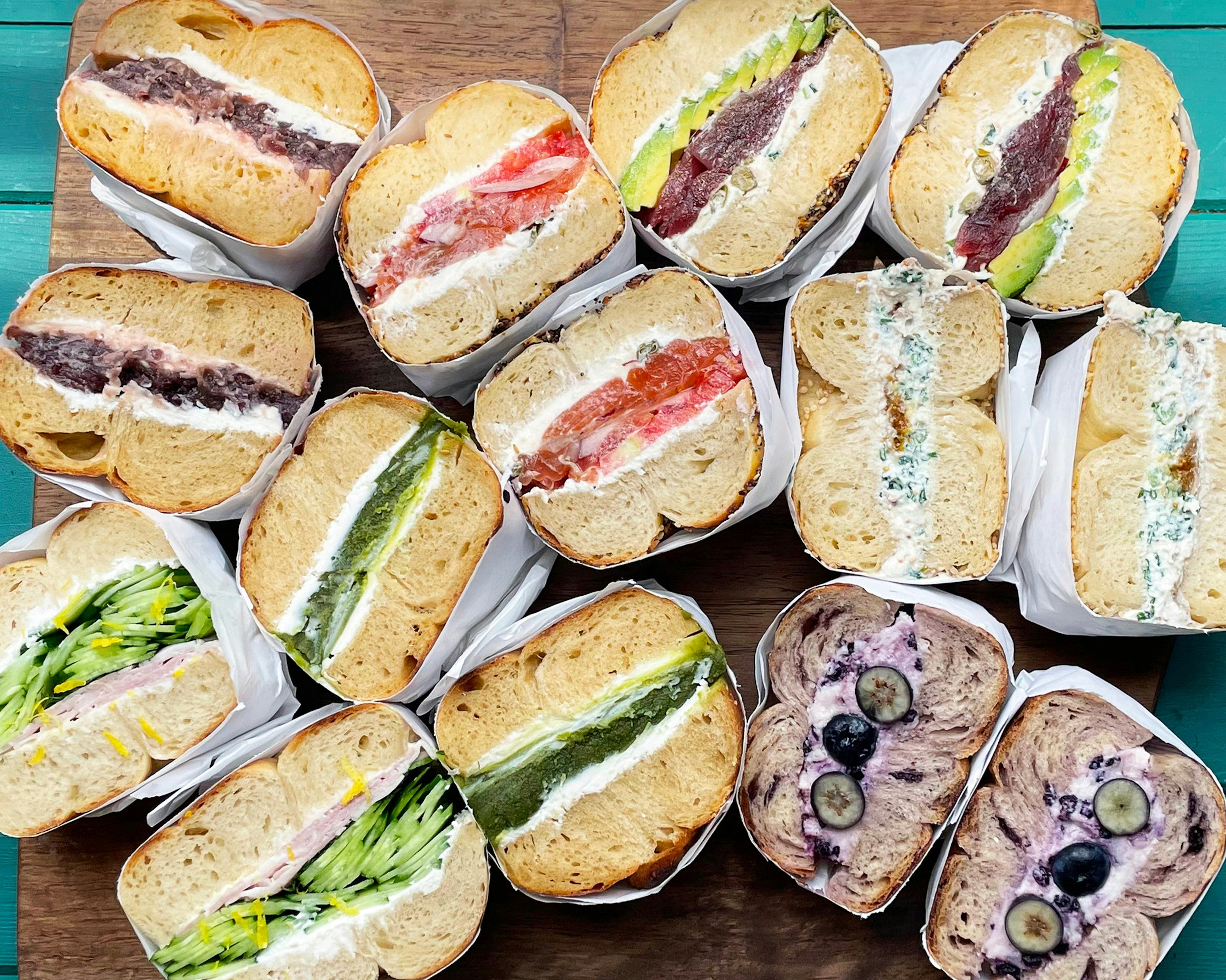 さまざまなベーグルサンドの断面