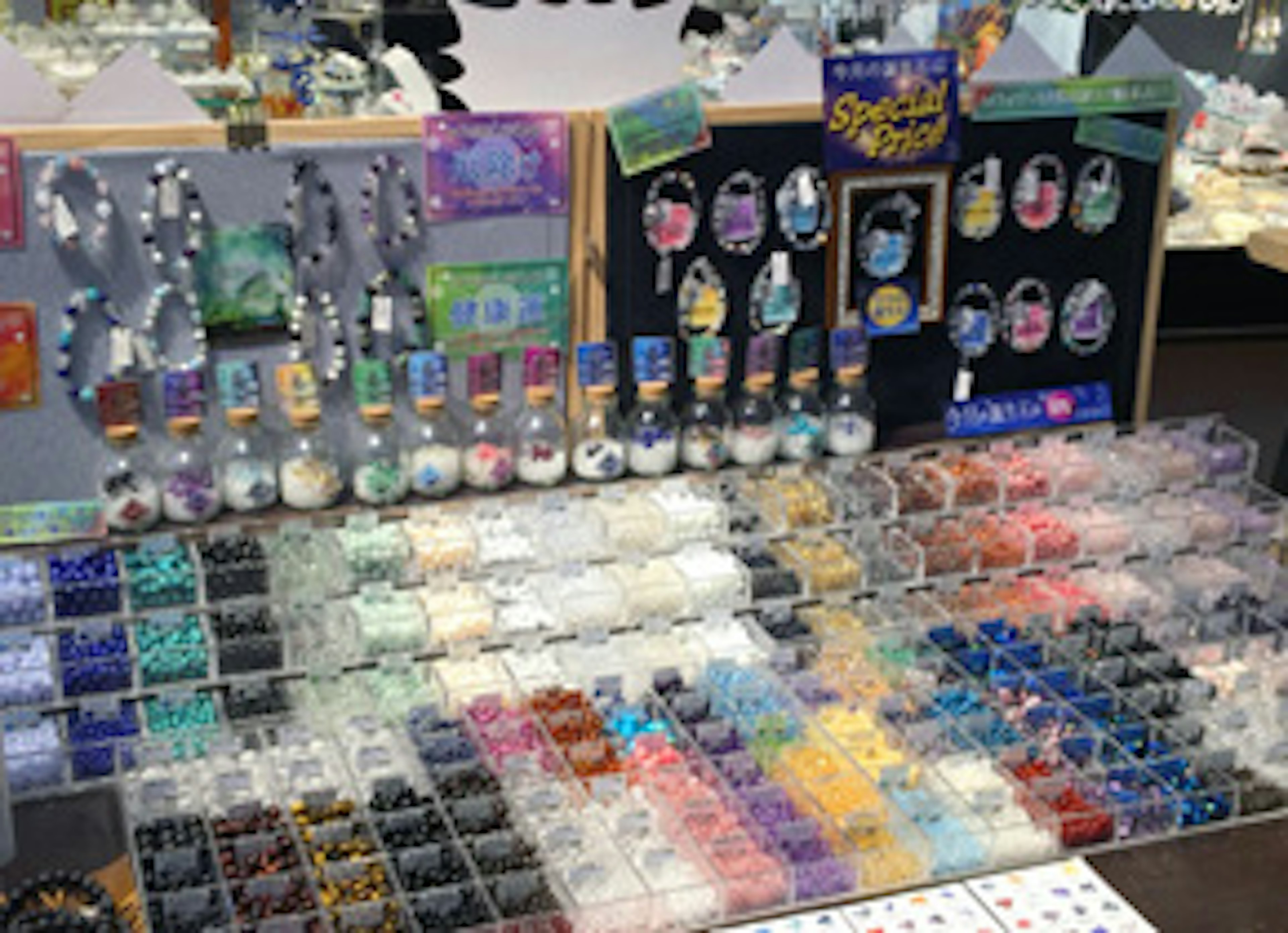 カラフルなビーズとアクセサリーが並ぶ魅力的な店内