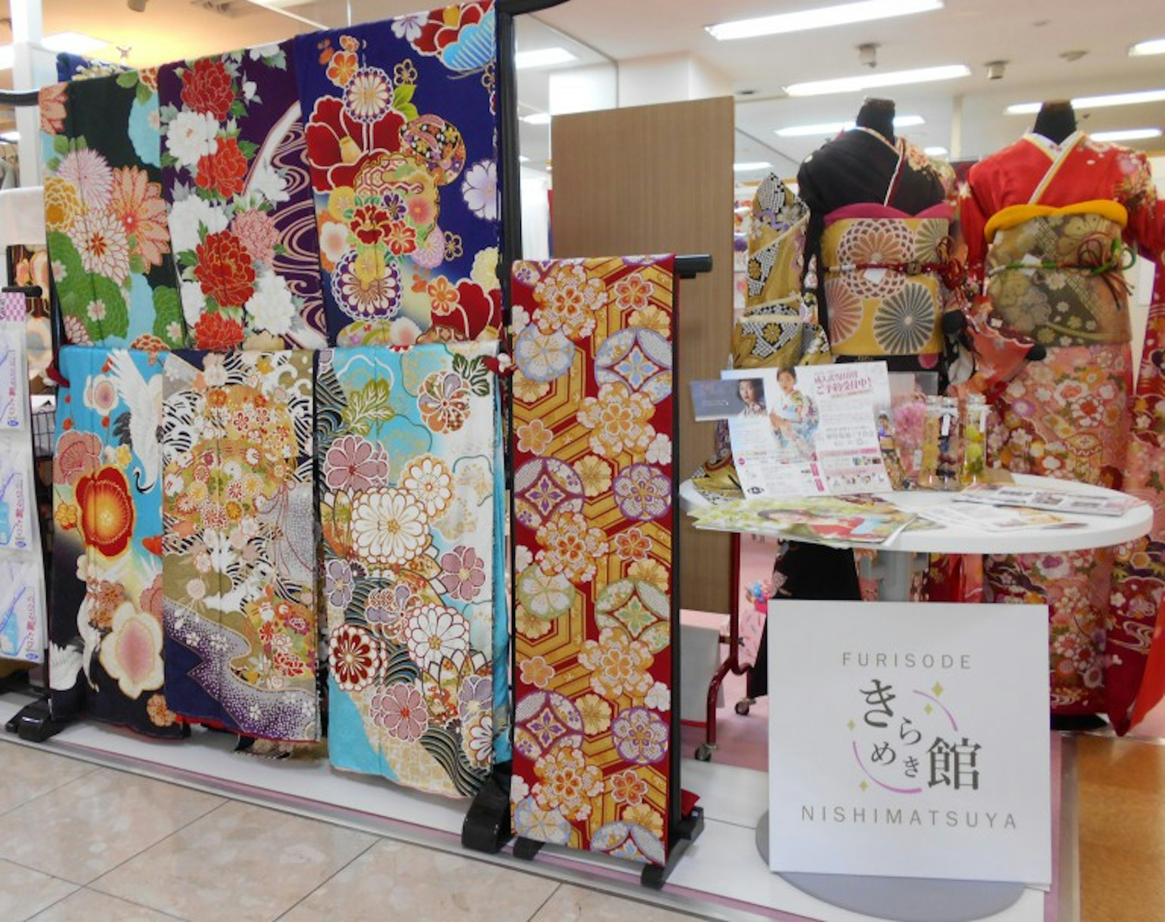 華やかな着物が並ぶ店内で、伝統美を感じるひととき