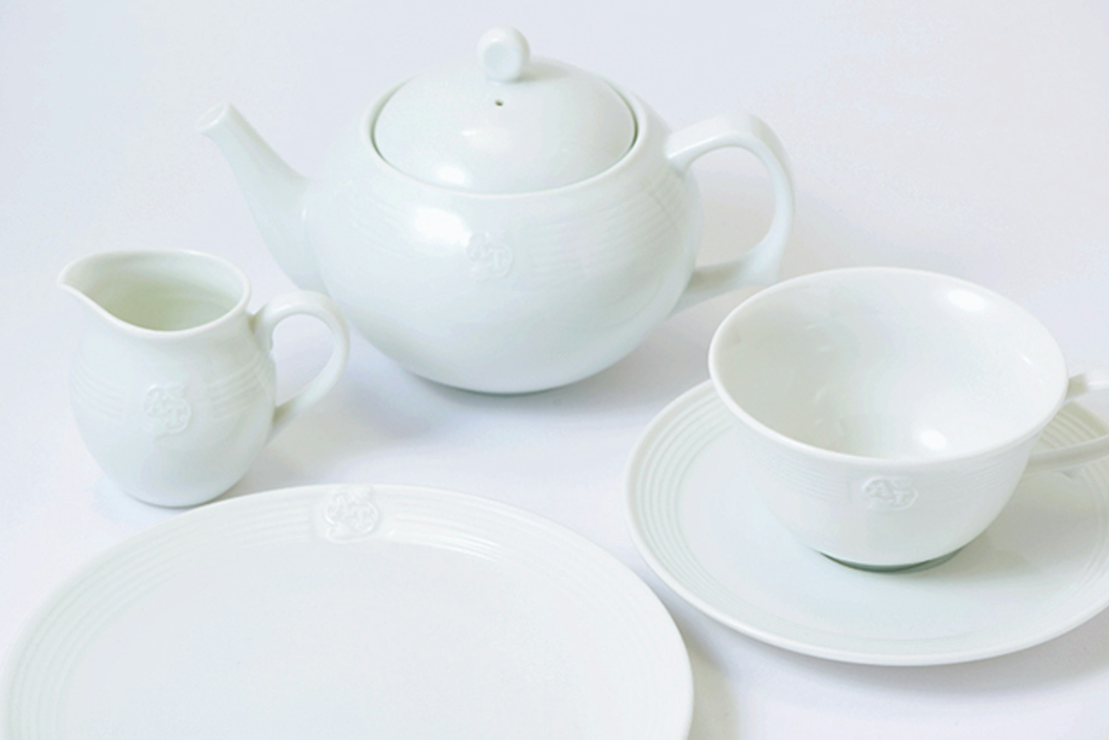 シンプルで美しい白磁の茶器セット、日常使いに最適