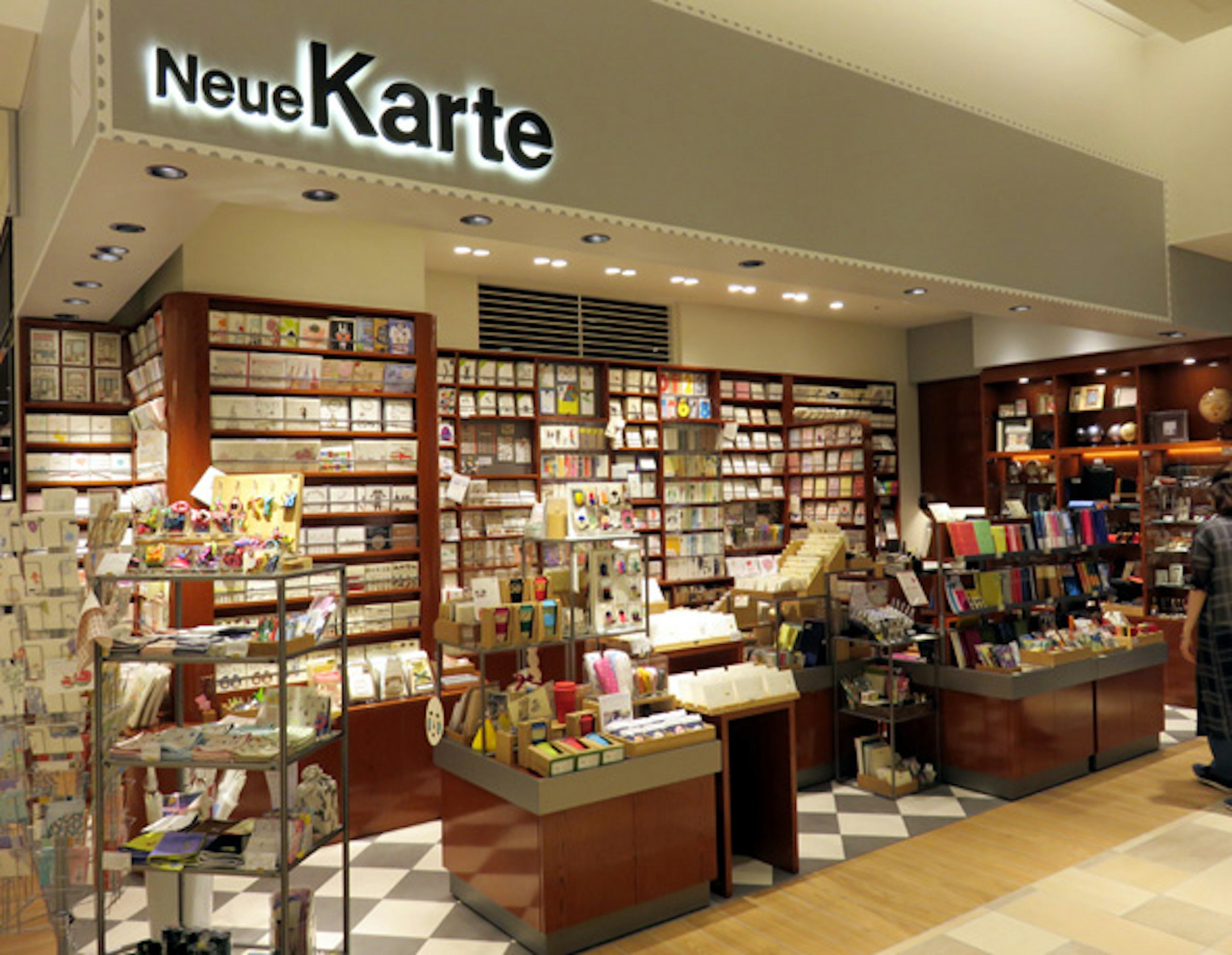 多彩なデザインのポストカードが揃うおしゃれな店内