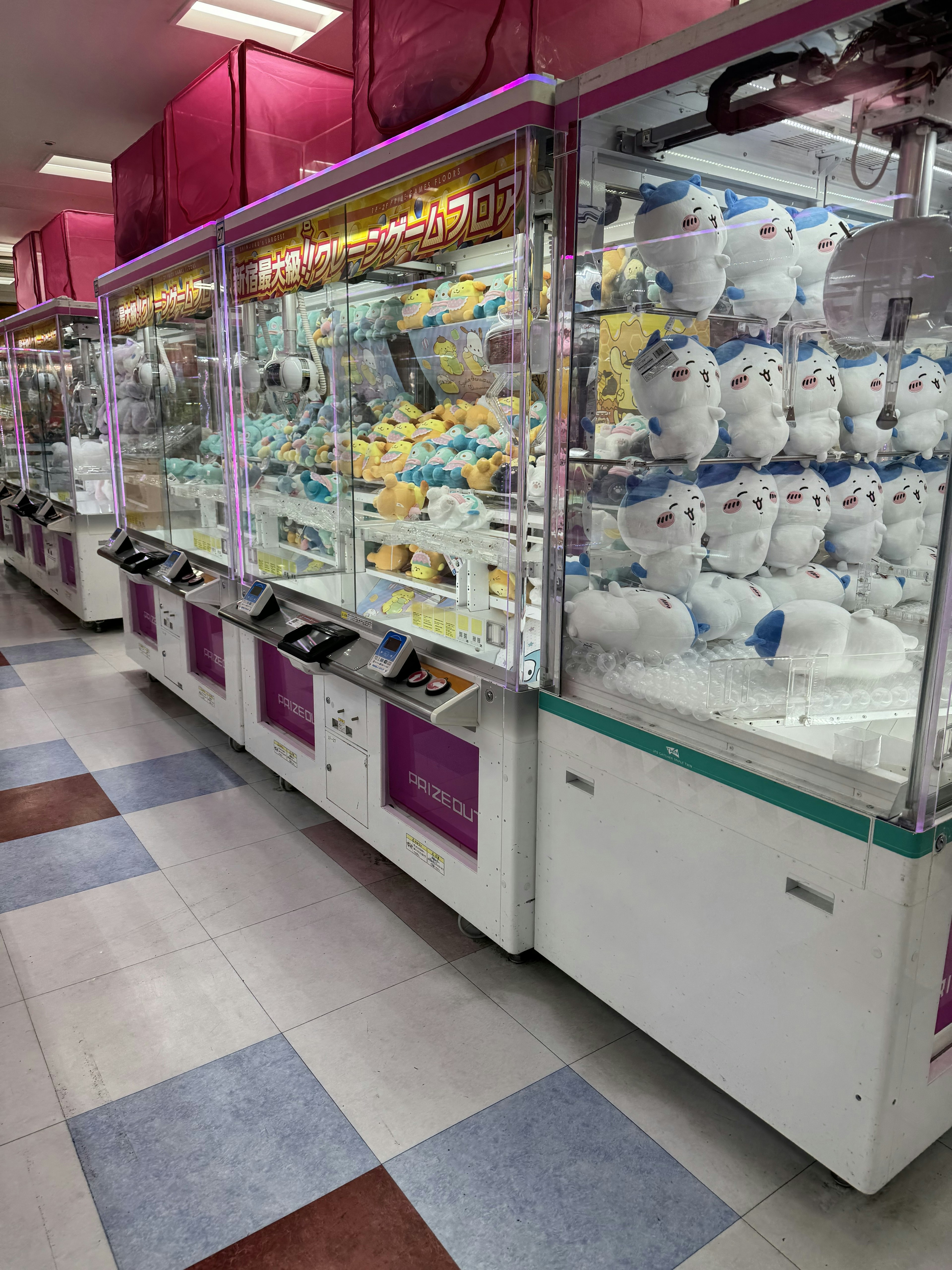 TAITO STATIONの店内のUFOキャッチャー