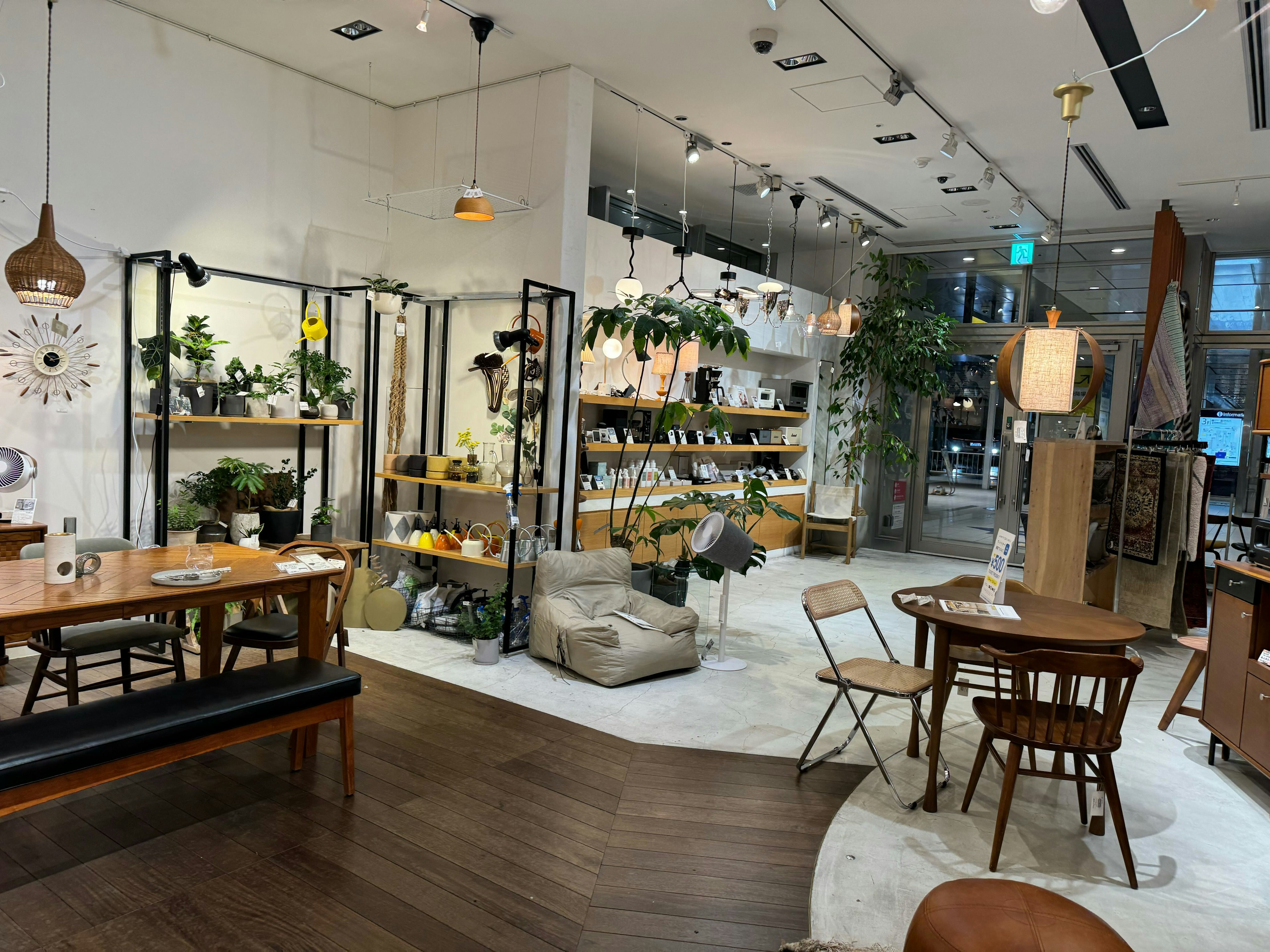 ユニークなアートウォールや小物が並ぶジャーナルスタンダードファニチャーの店内
