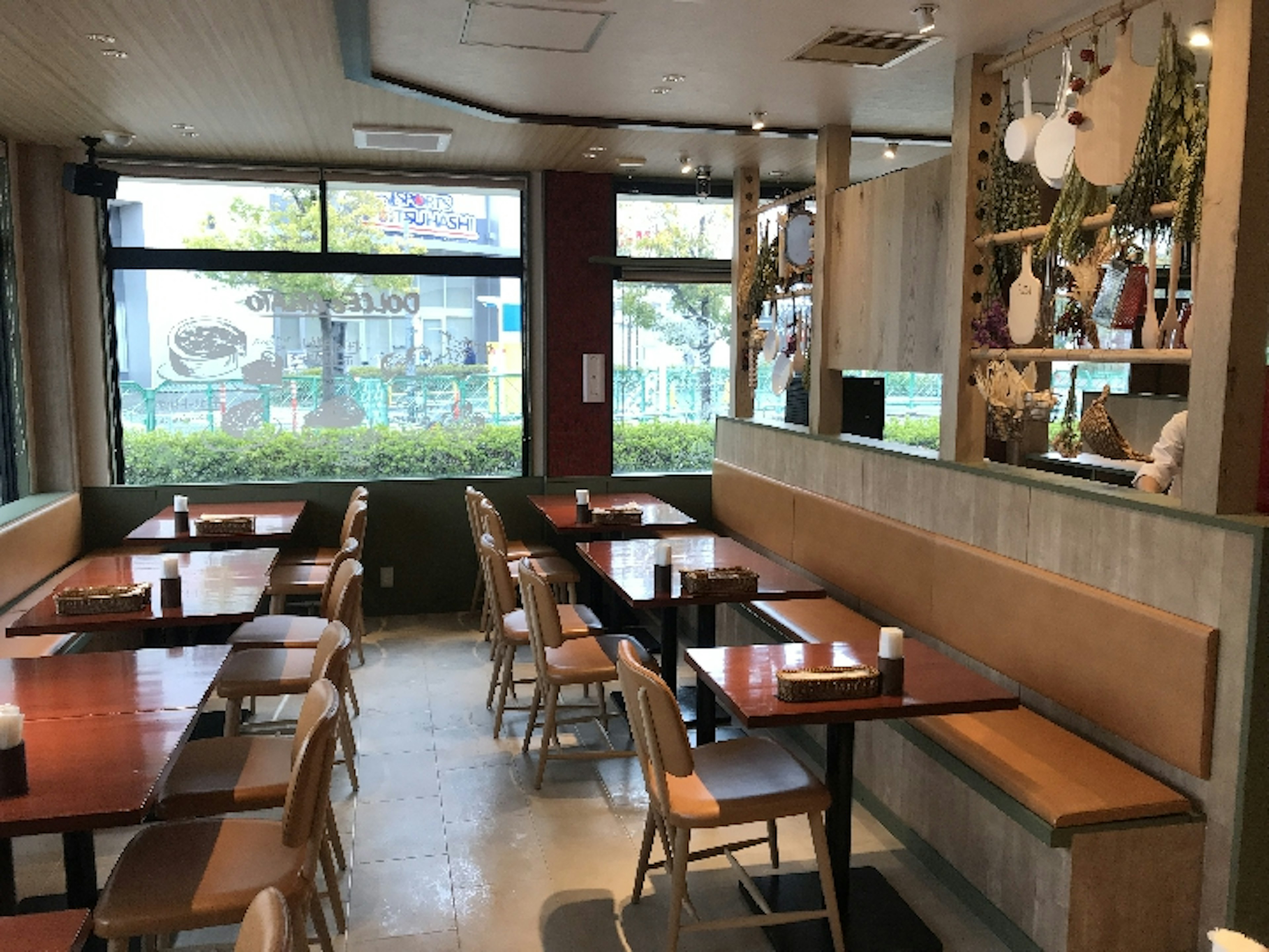 落ち着いた雰囲気のファミレスでリラックス