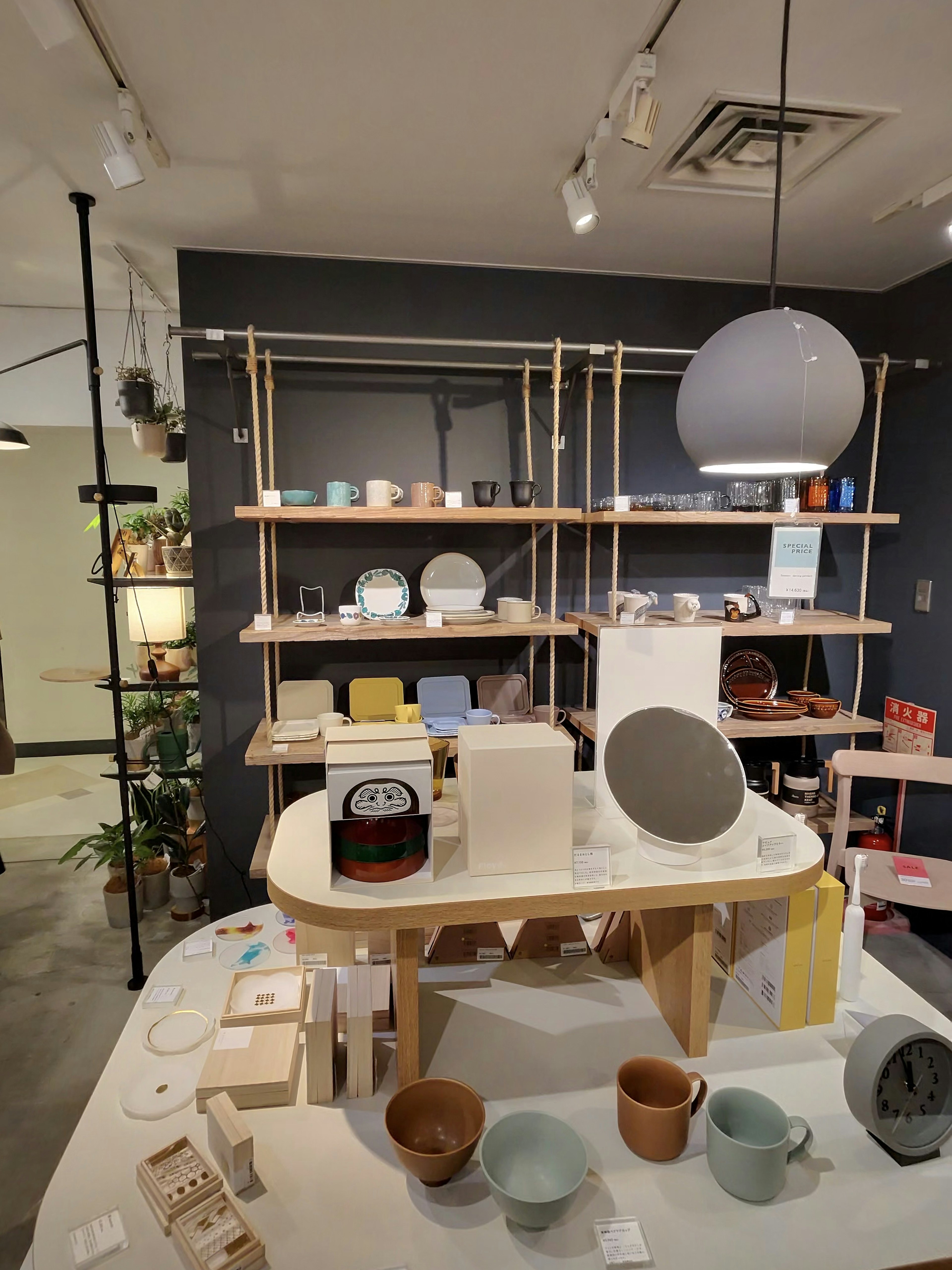 カラフルな食器が並ぶunico新宿の店内