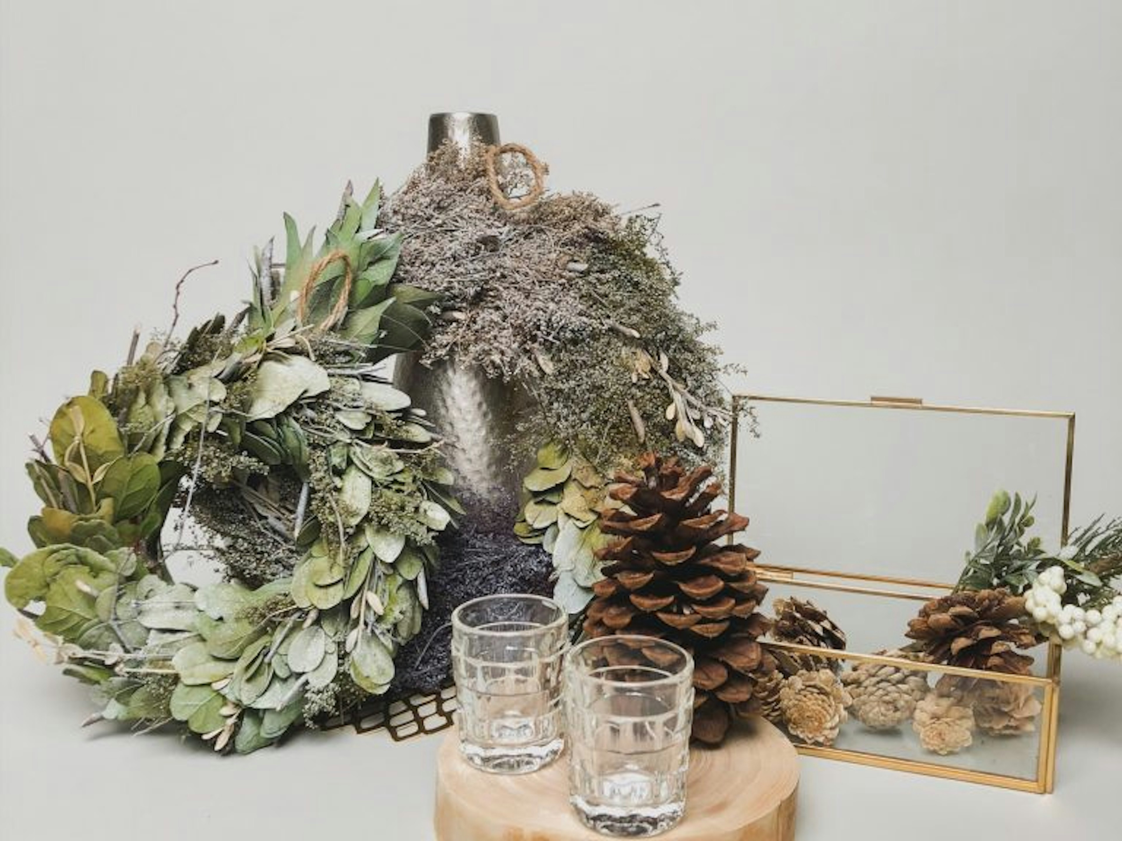 自然素材のクリスマスリースと松ぼっくりの飾り
