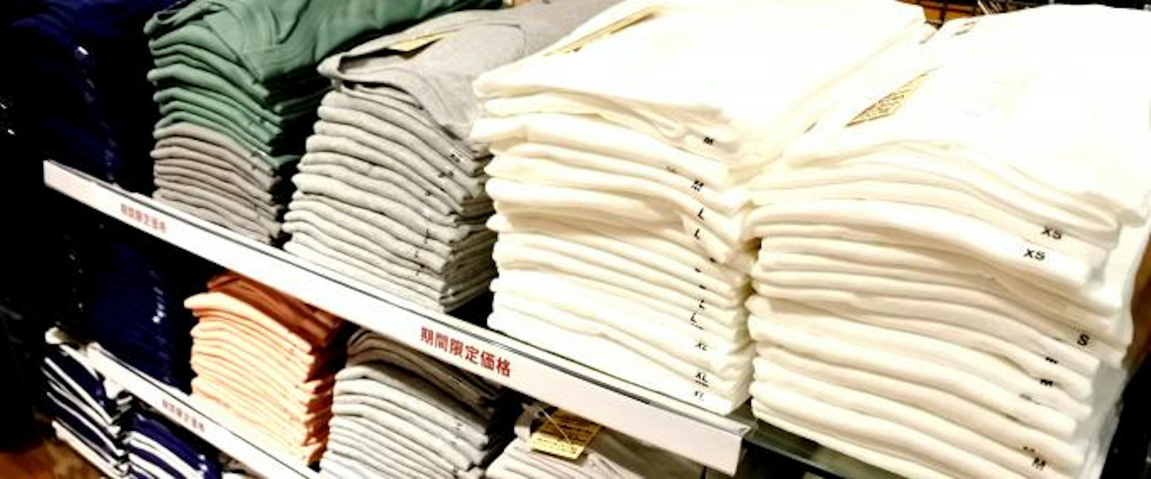 カラフルな靴下が揃うおしゃれな店舗の棚