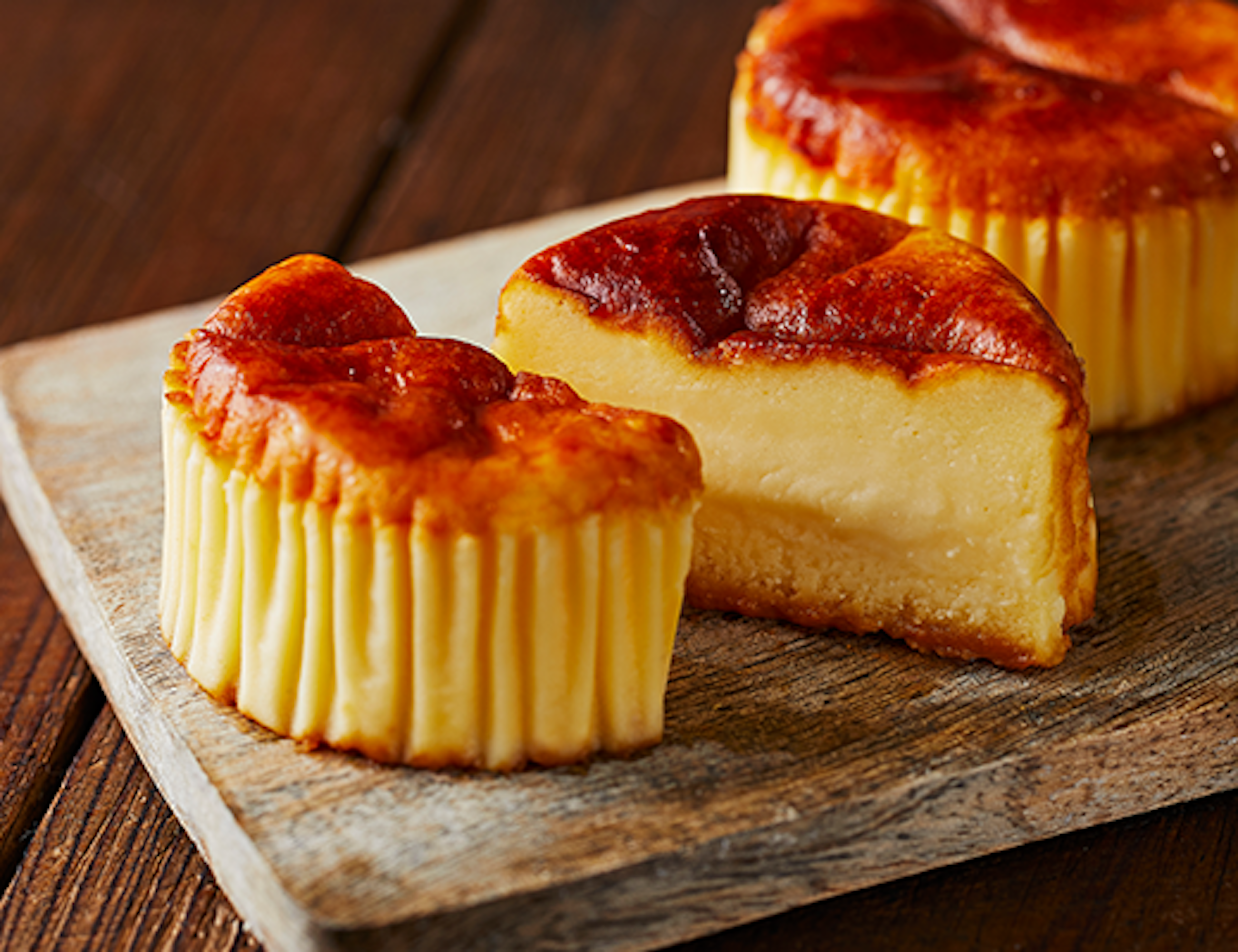 濃厚でクリーミーなバスクチーズケーキが絶品です。