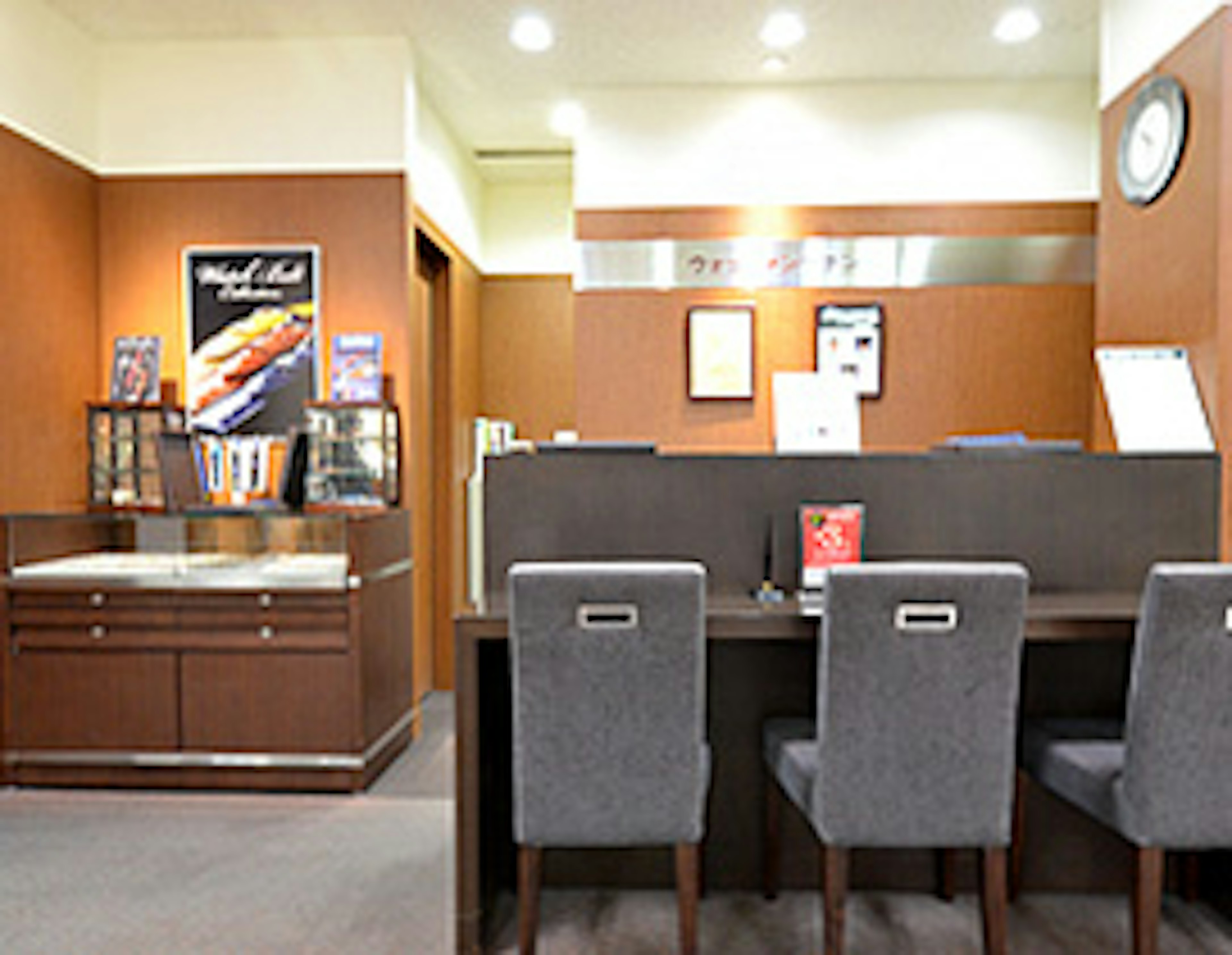 落ち着いた雰囲気の時計修理専門店の店内