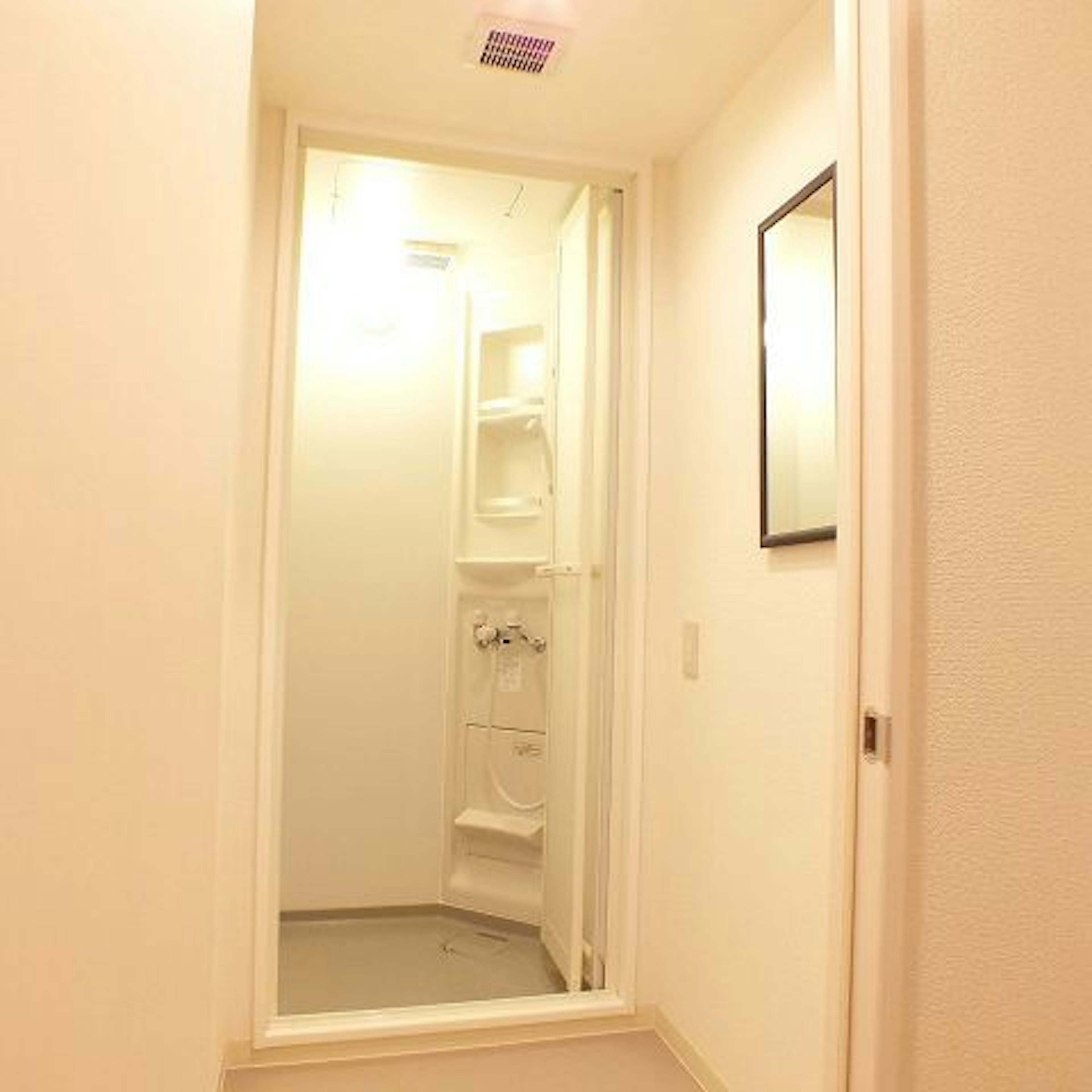 清潔感あふれるシャワールームでリフレッシュ