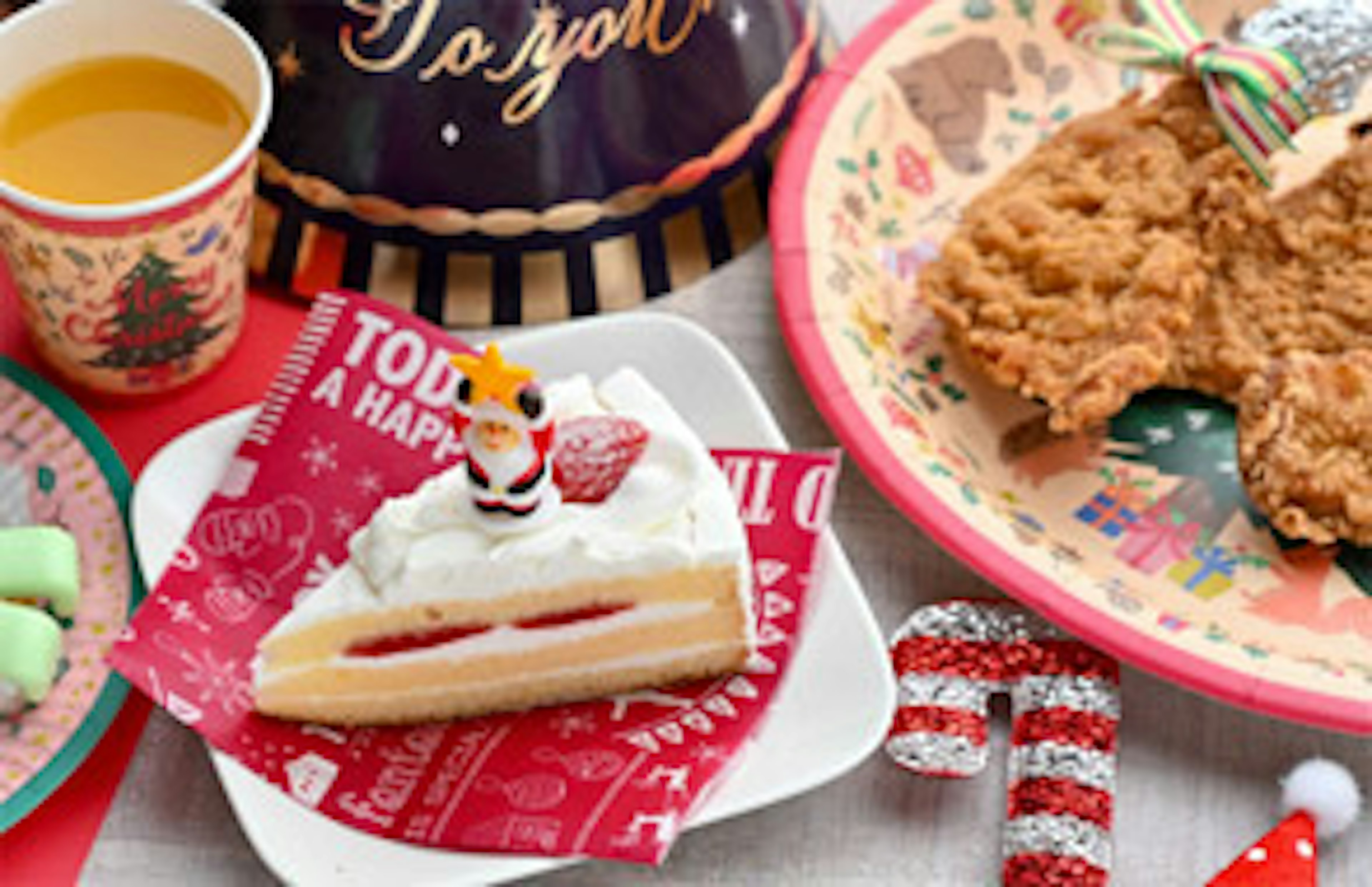 クリスマスにぴったりの美味しいケーキとフライドチキン