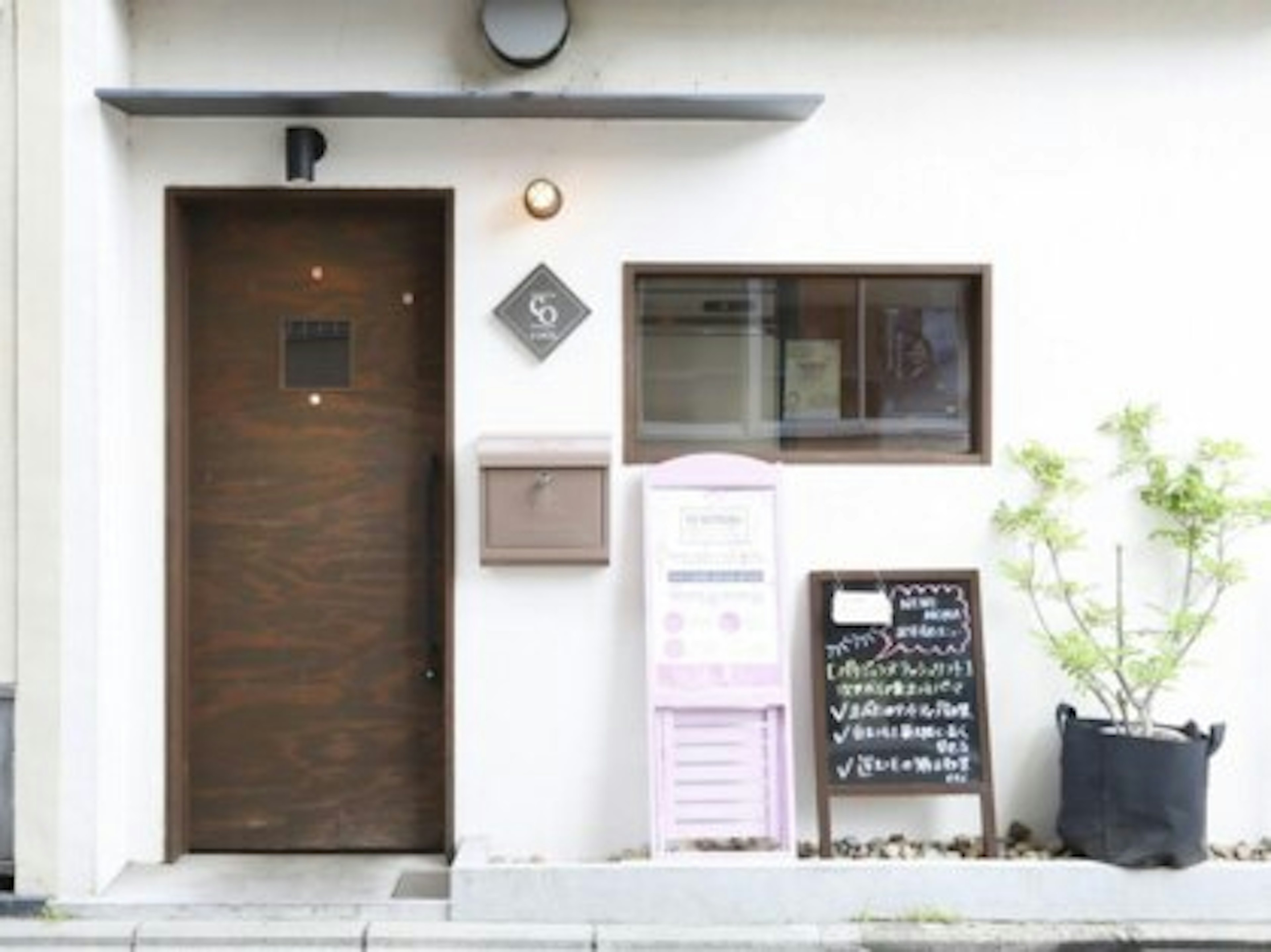 落ち着いた雰囲気のサロンでまつげパーマ体験