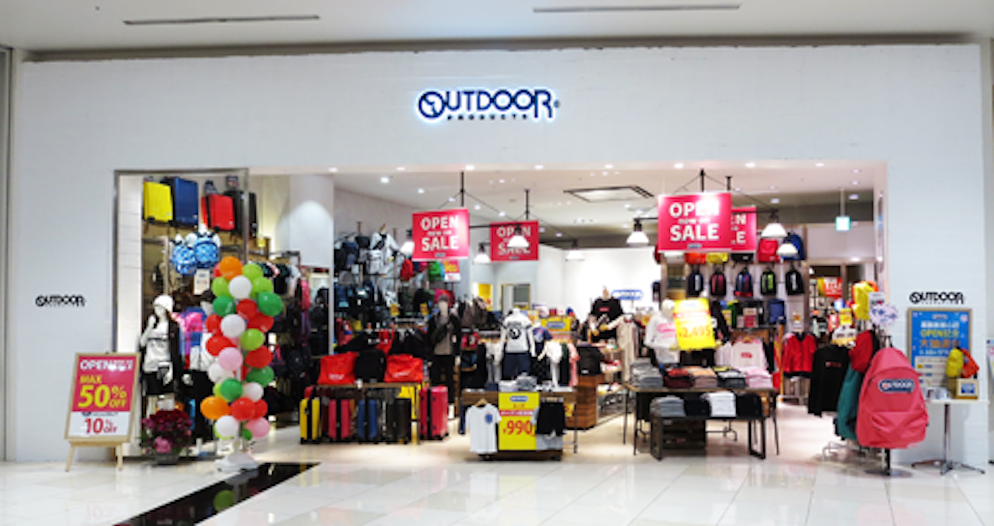 多彩なバッグが揃うアウトドア専門店の店内風景