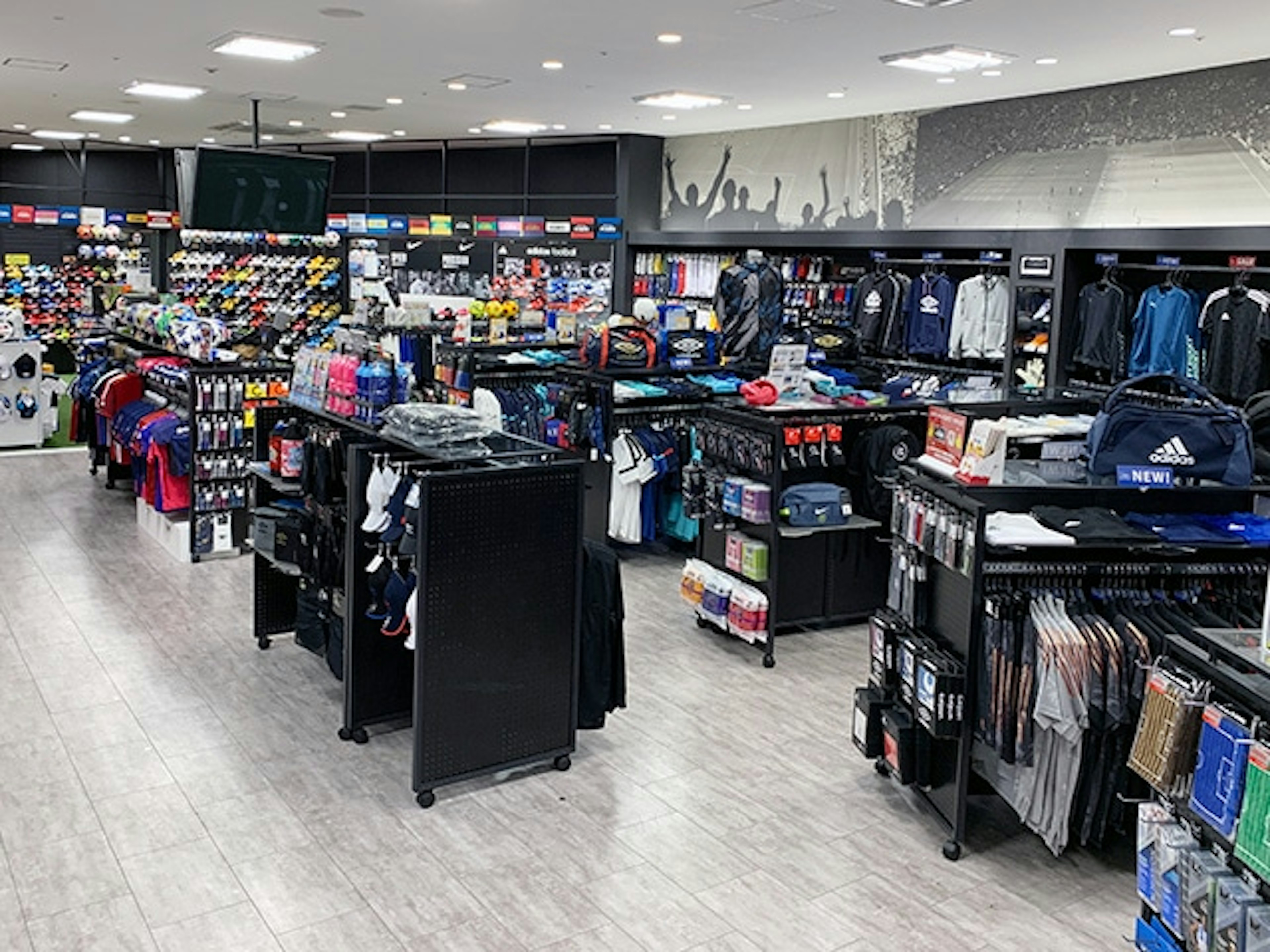 アンダーアーマーの最新スポーツウェアが揃う店舗