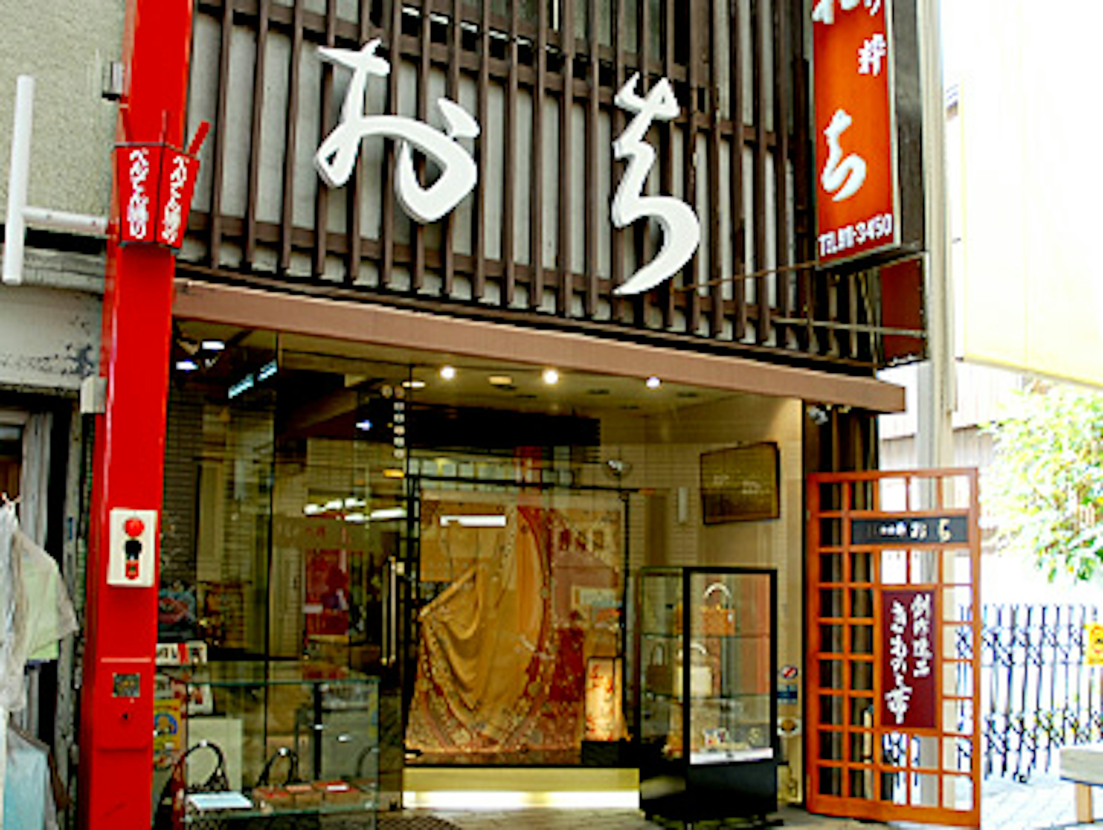 伝統的な着物が揃うおしゃれな専門店