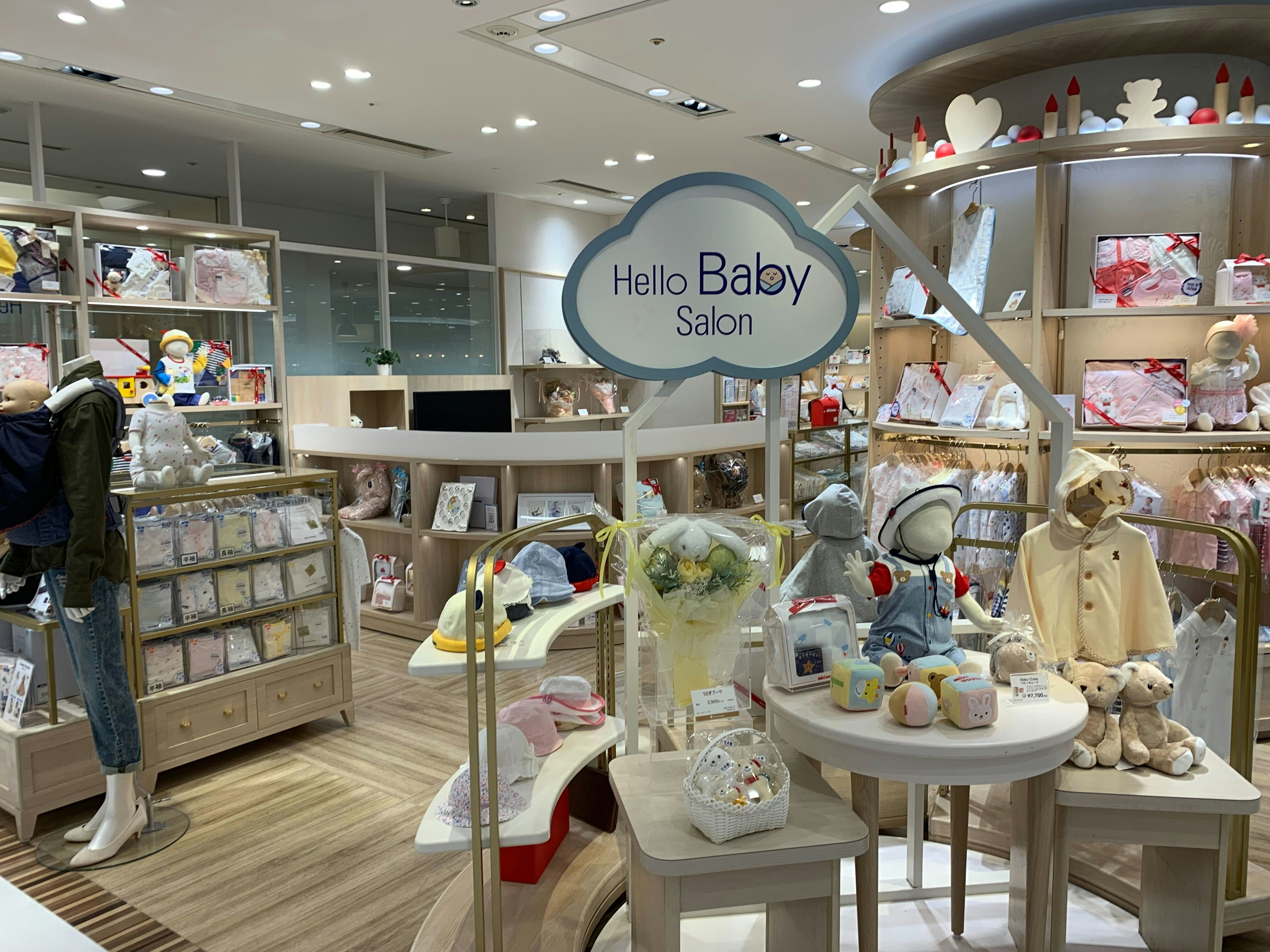 新宿高島屋ハローベビーサロン ベビーグッズが並ぶ店内の様子。「Hello Baby Salon」と書かれた看板が立ち、洋服やぬいぐるみ、赤ちゃん用品が展示されている。