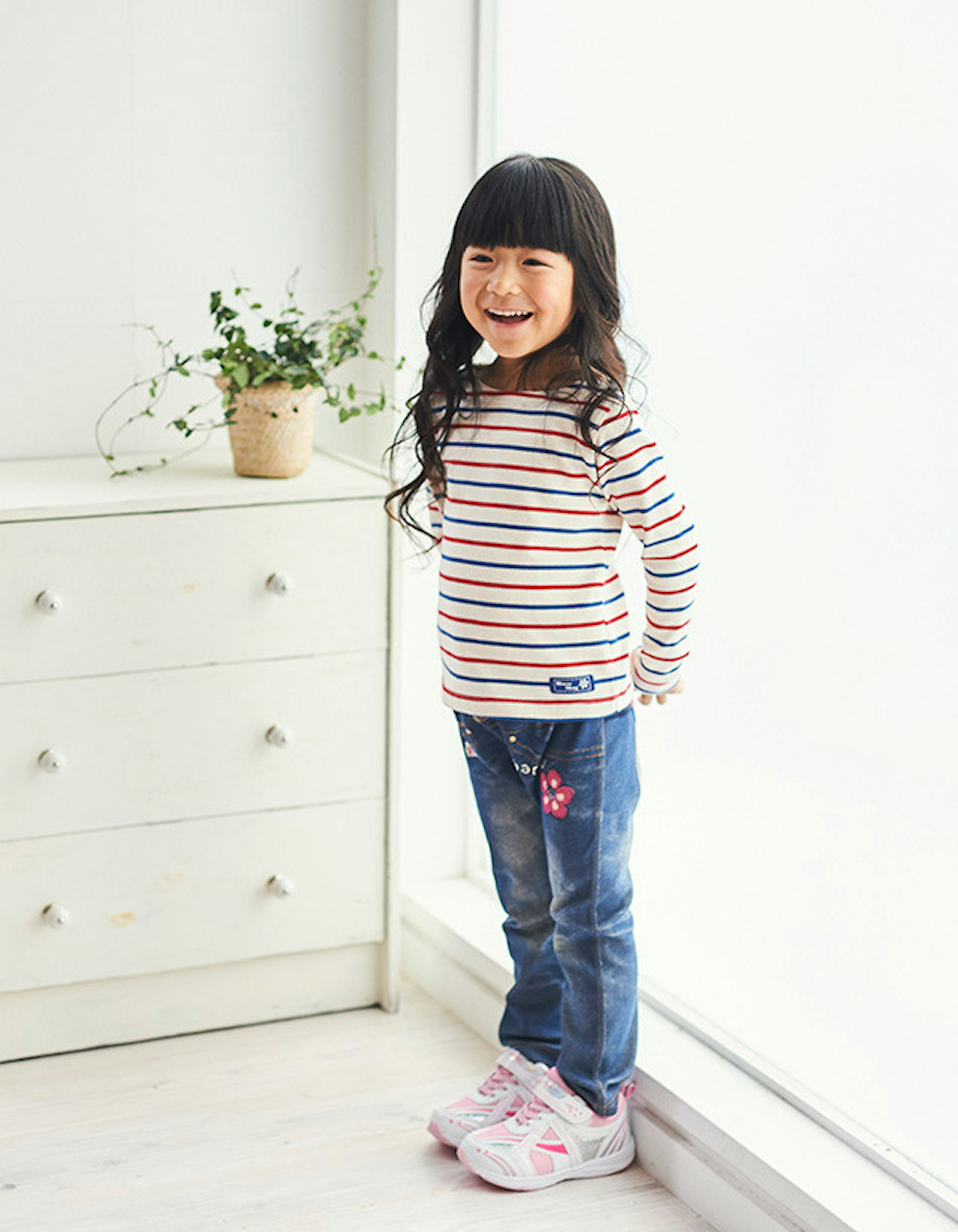 カラフルな子供服で元気いっぱいの笑顔を引き出す