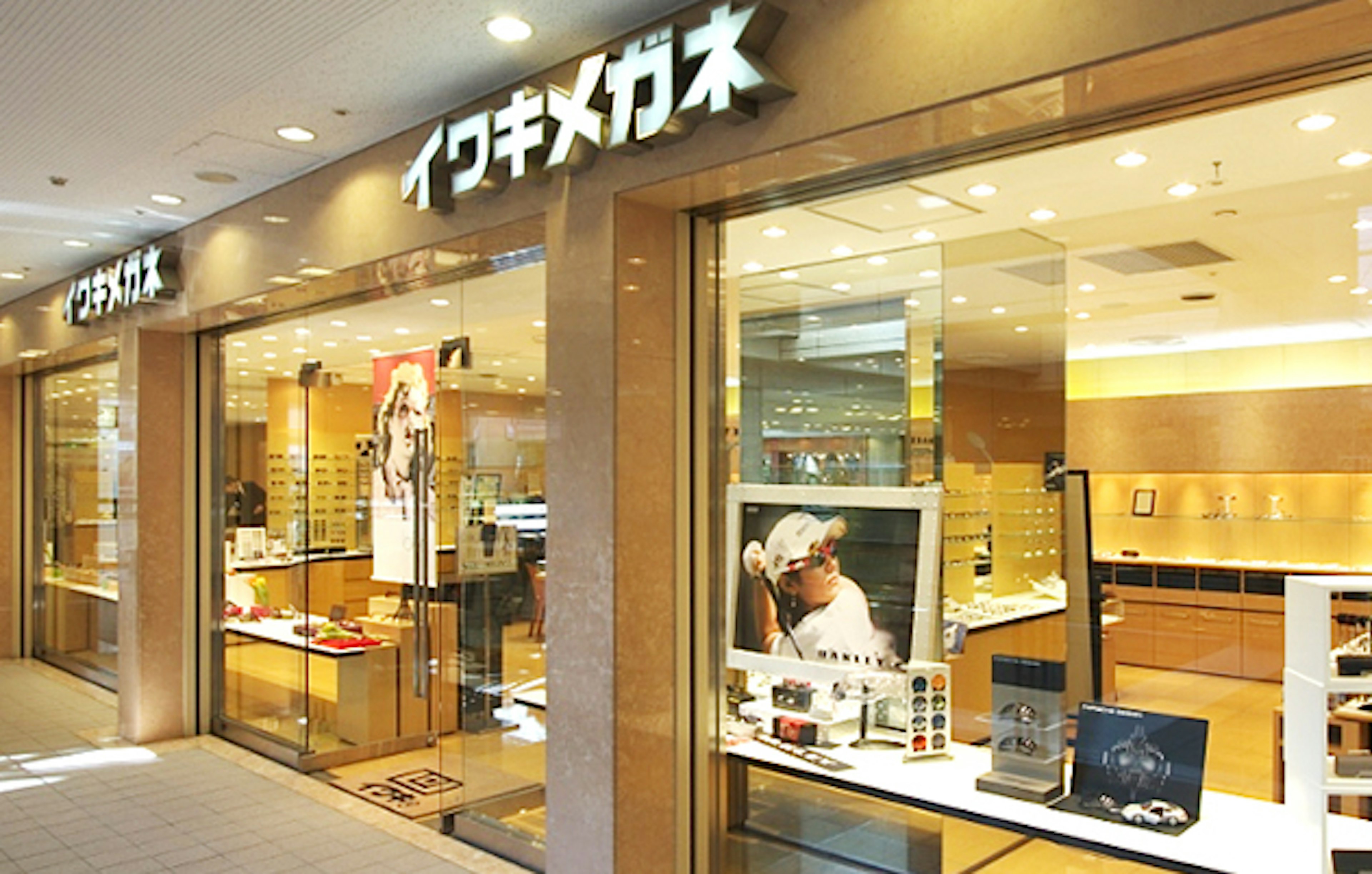 スタイリッシュなメガネが揃うおしゃれな店舗