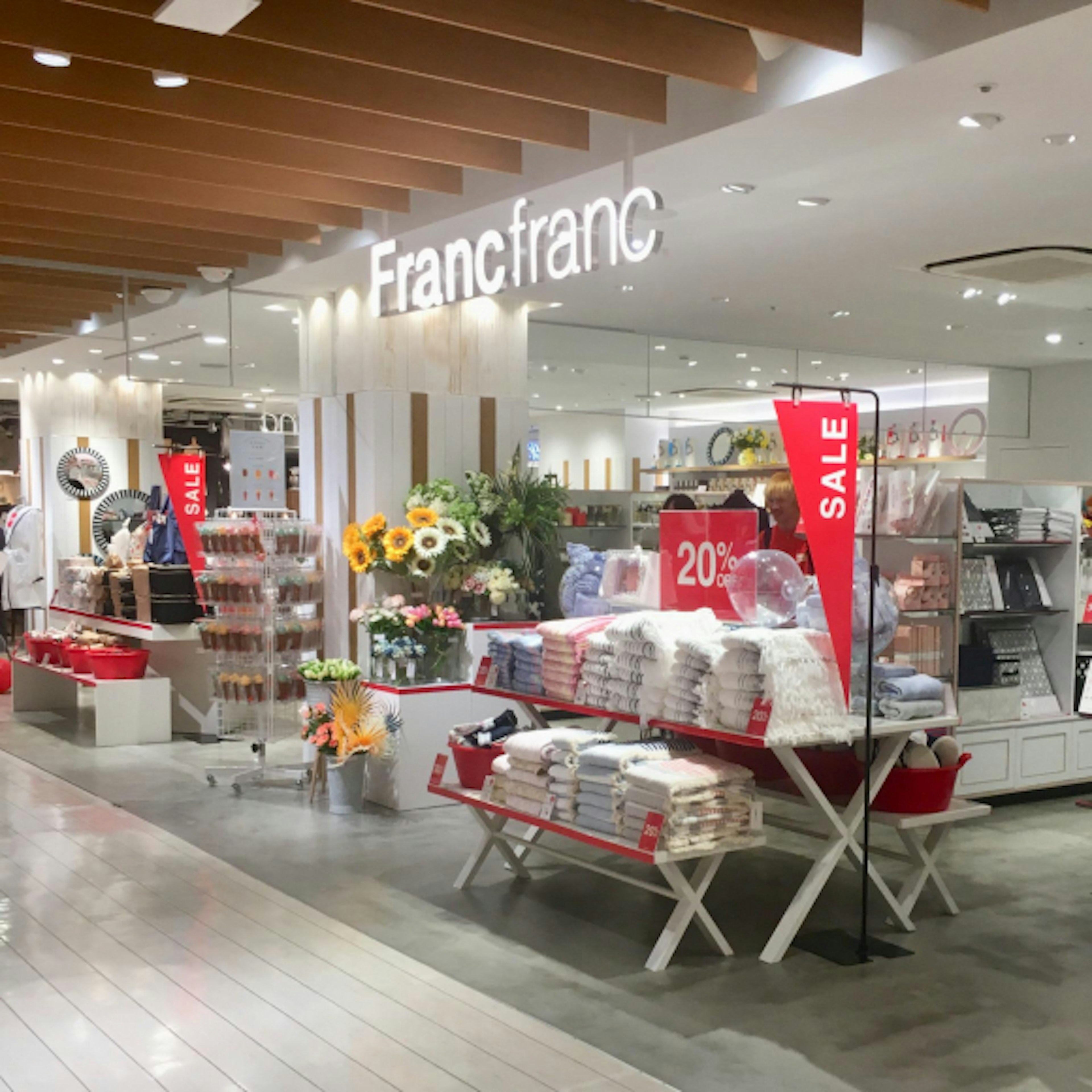 おしゃれな文房具が揃う店内で、セールも開催中