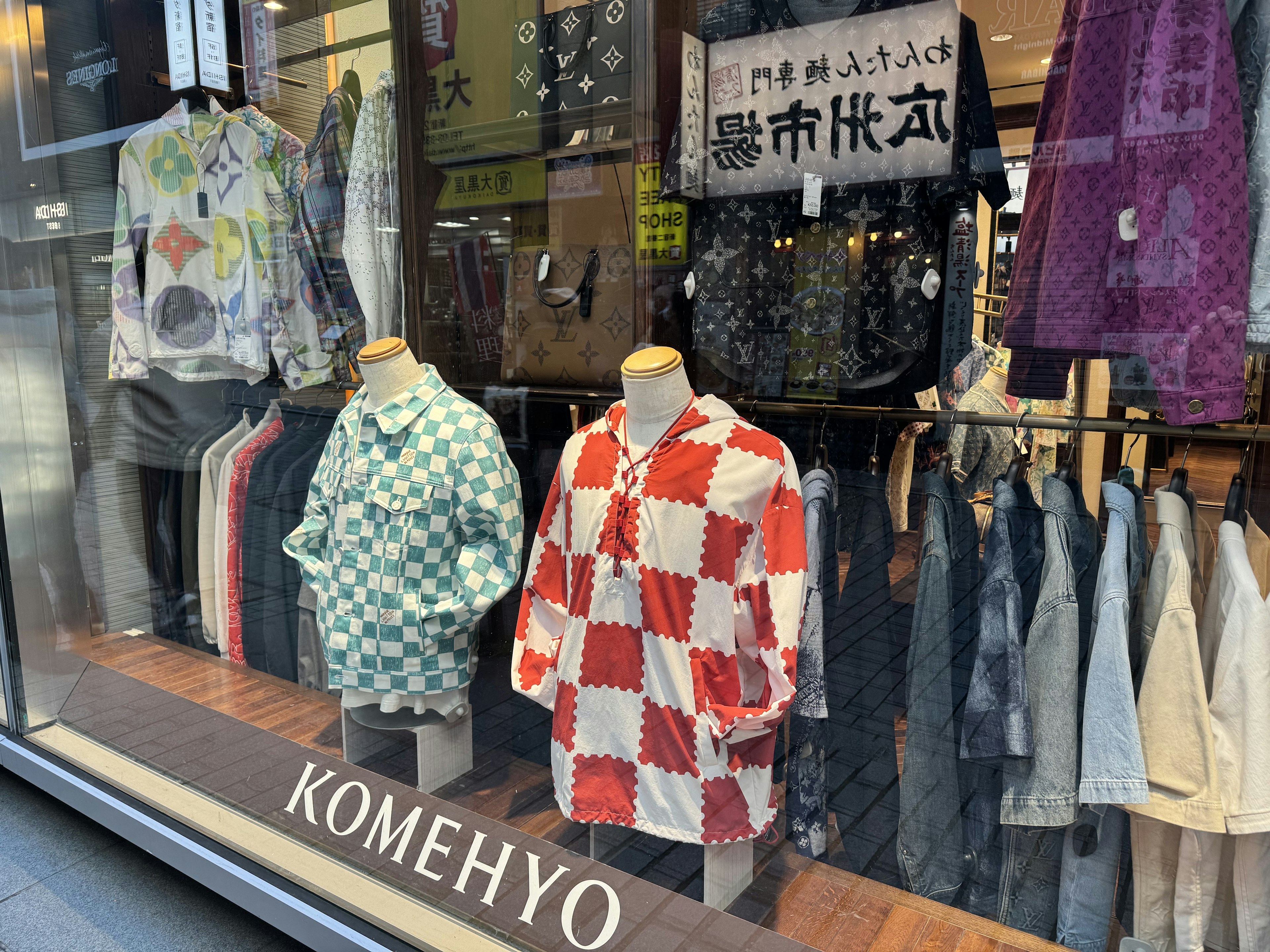 KOMEHYOのショーウィンドウ。色とりどりの服を着用したマネキンがディスプレイされている