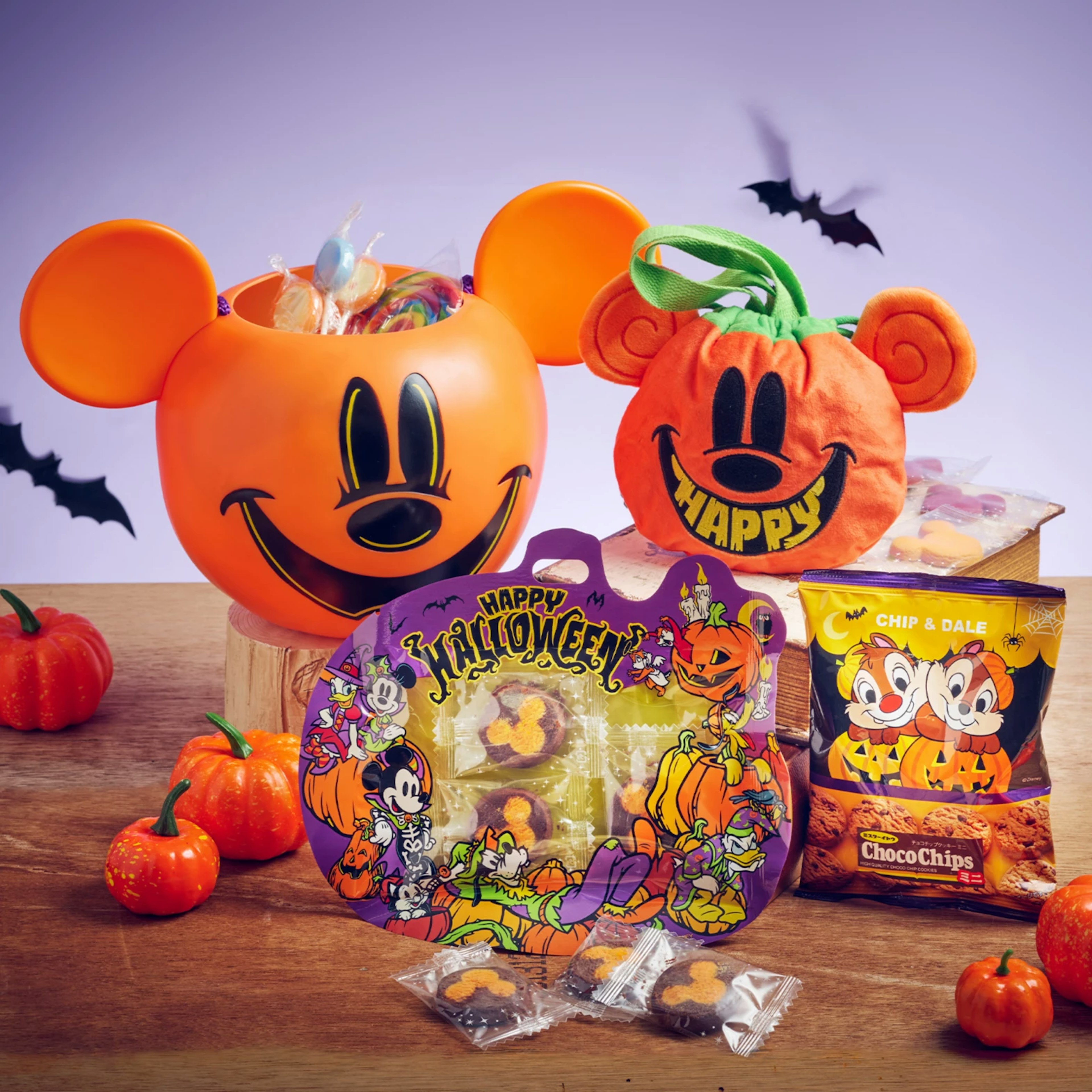 ミッキーマウスのカボチャをモチーフにしたハロウィン仕様のお菓子セット。カラフルなパッケージとチップ＆デールのクッキーが並んでいる