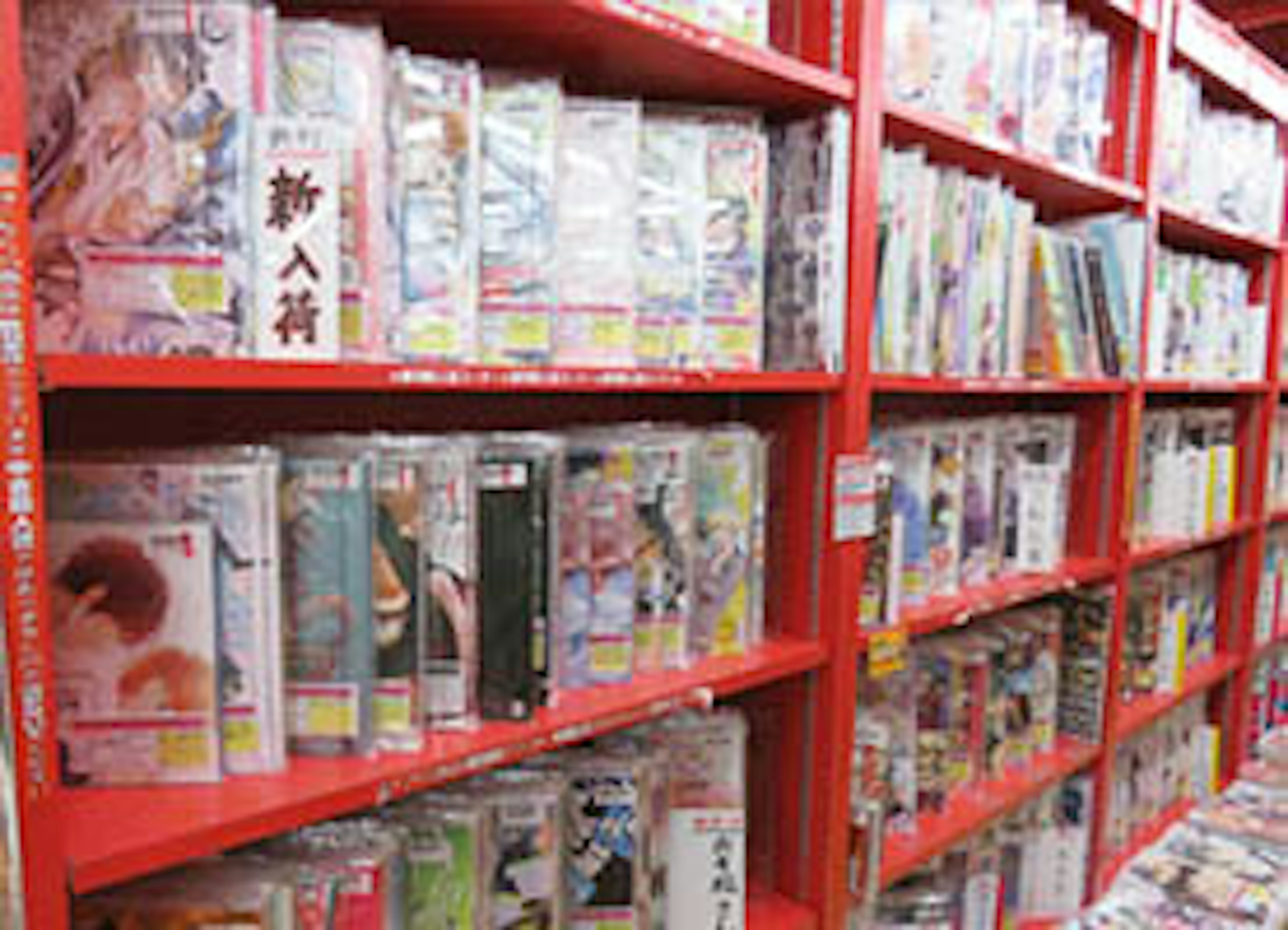 新刊から人気の漫画まで揃う本屋の棚
