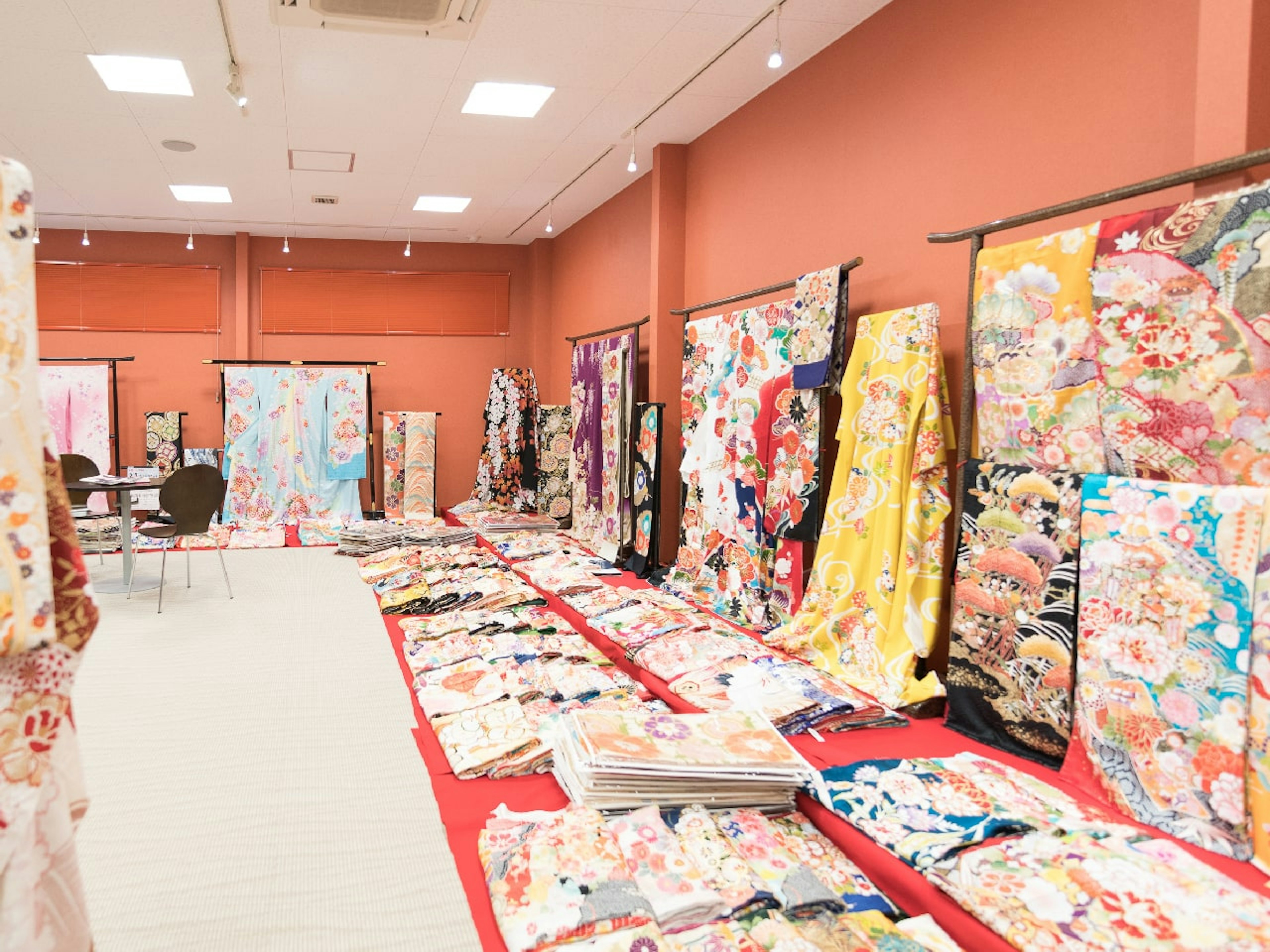 色とりどりの振袖が並ぶ店内で、華やかな雰囲気を体感