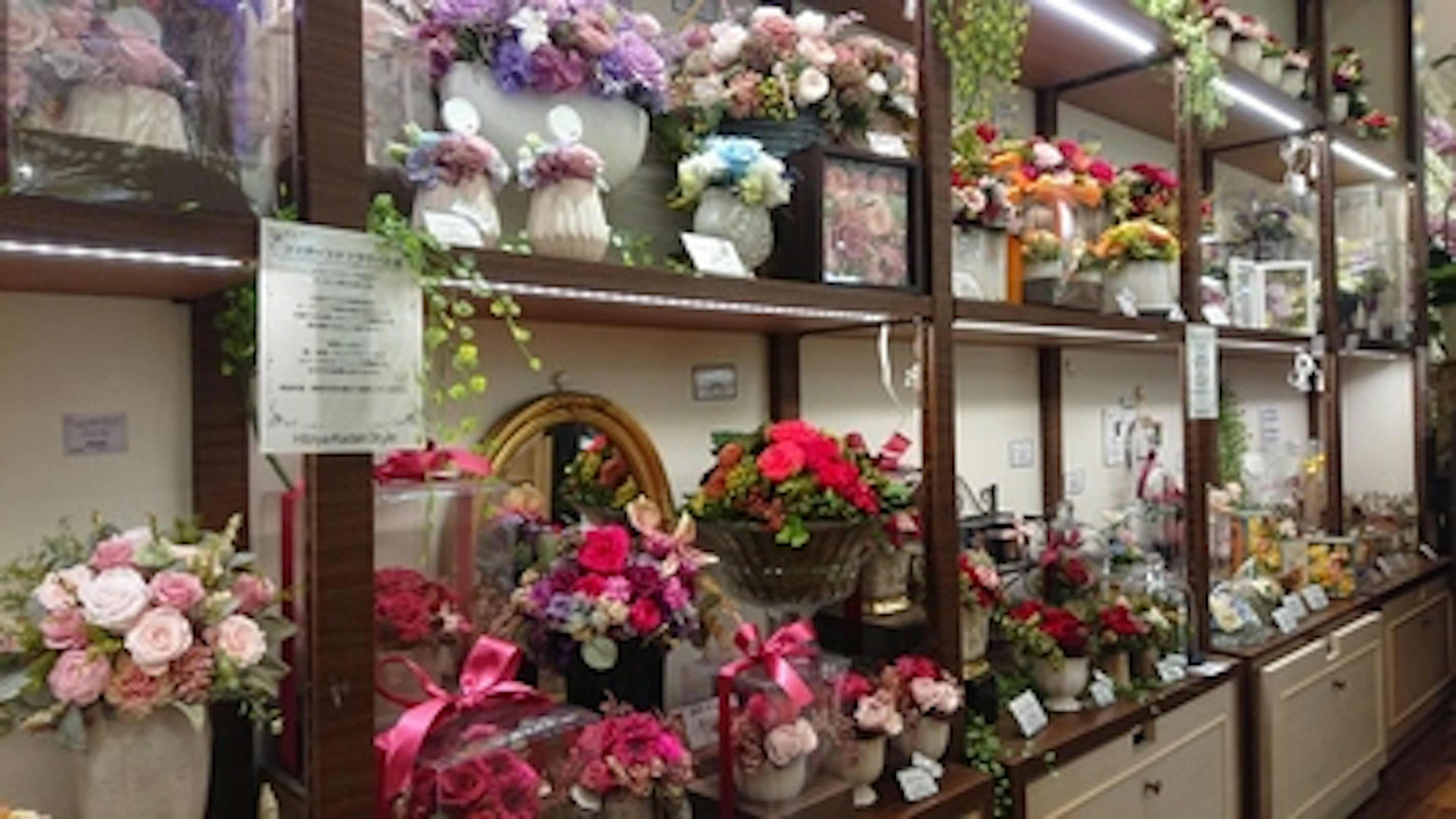 色とりどりのプリザーブドフラワーが並ぶ素敵な店内