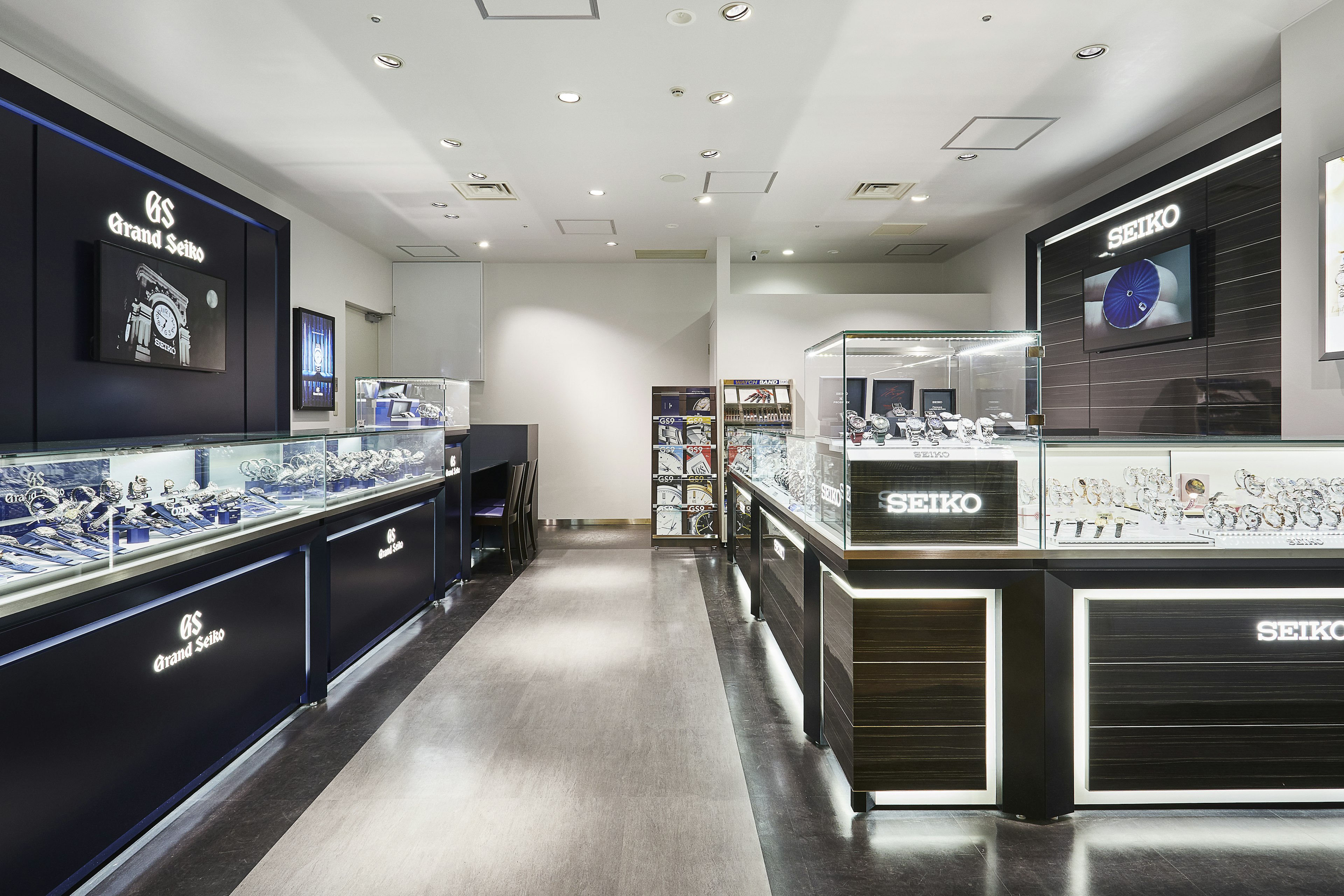 高級感あふれる時計店で、最新モデルをチェック