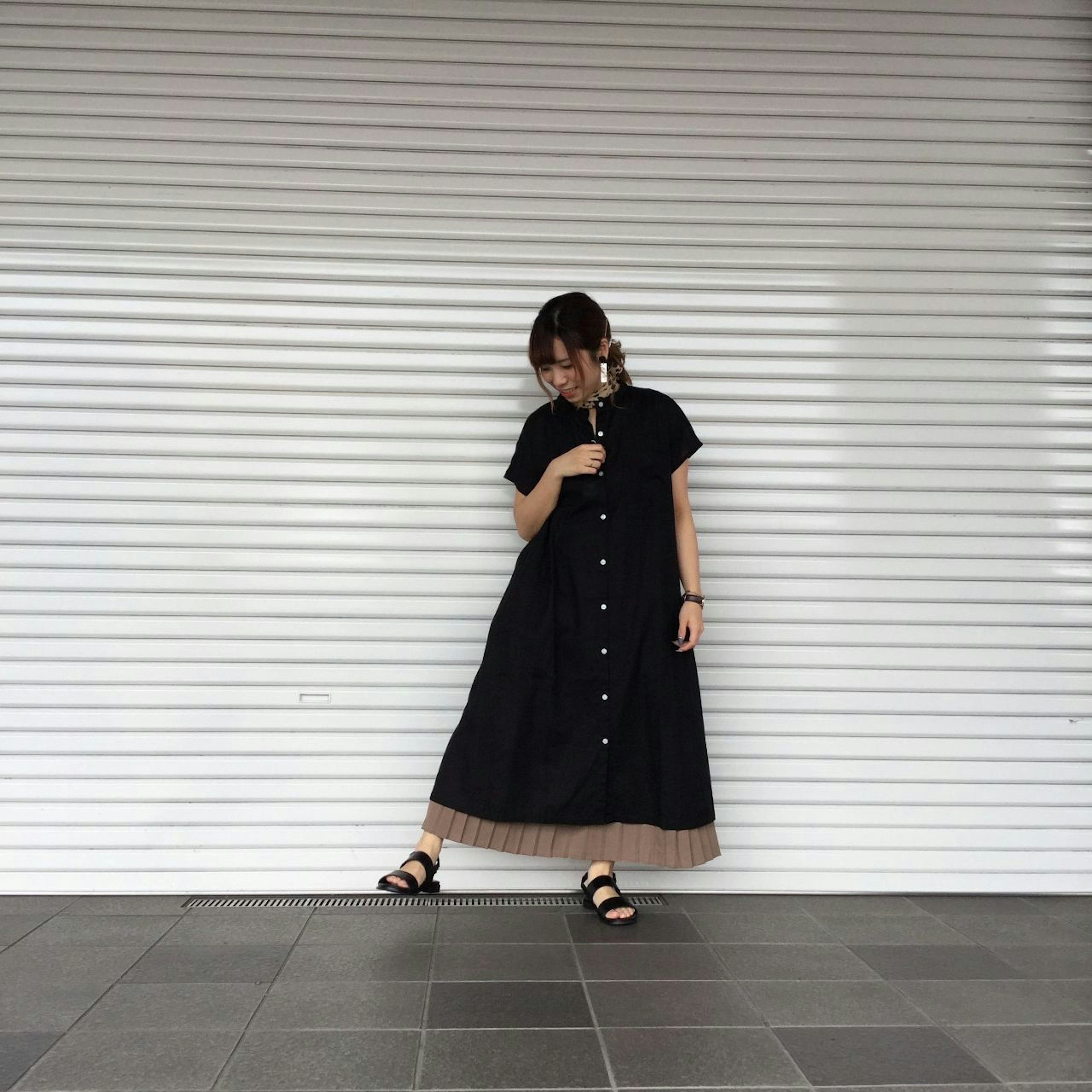 シンプルでおしゃれなレディースファッションの黒ワンピース
