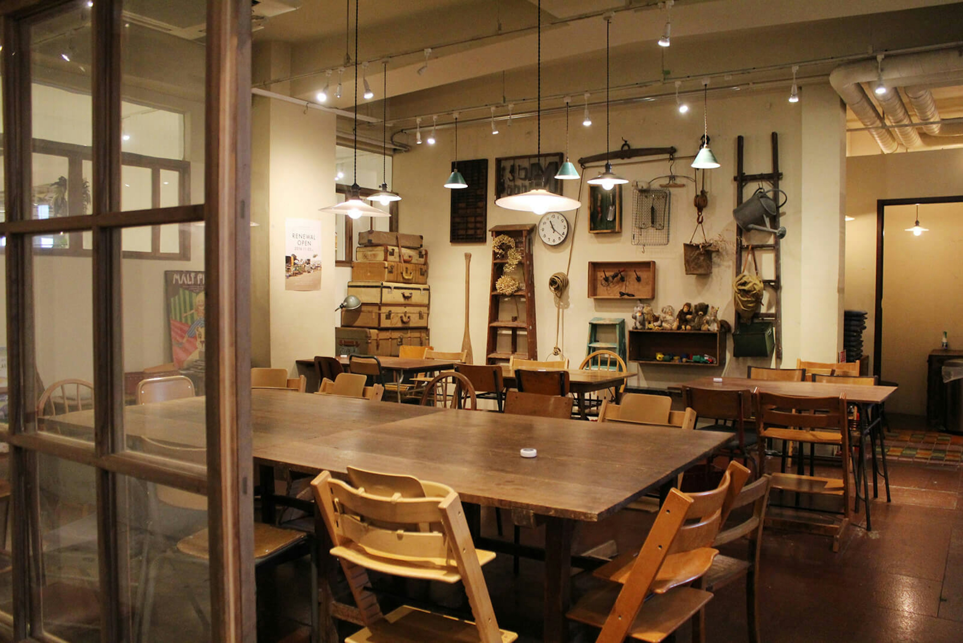 親子で楽しめる温かみのあるカフェの店内