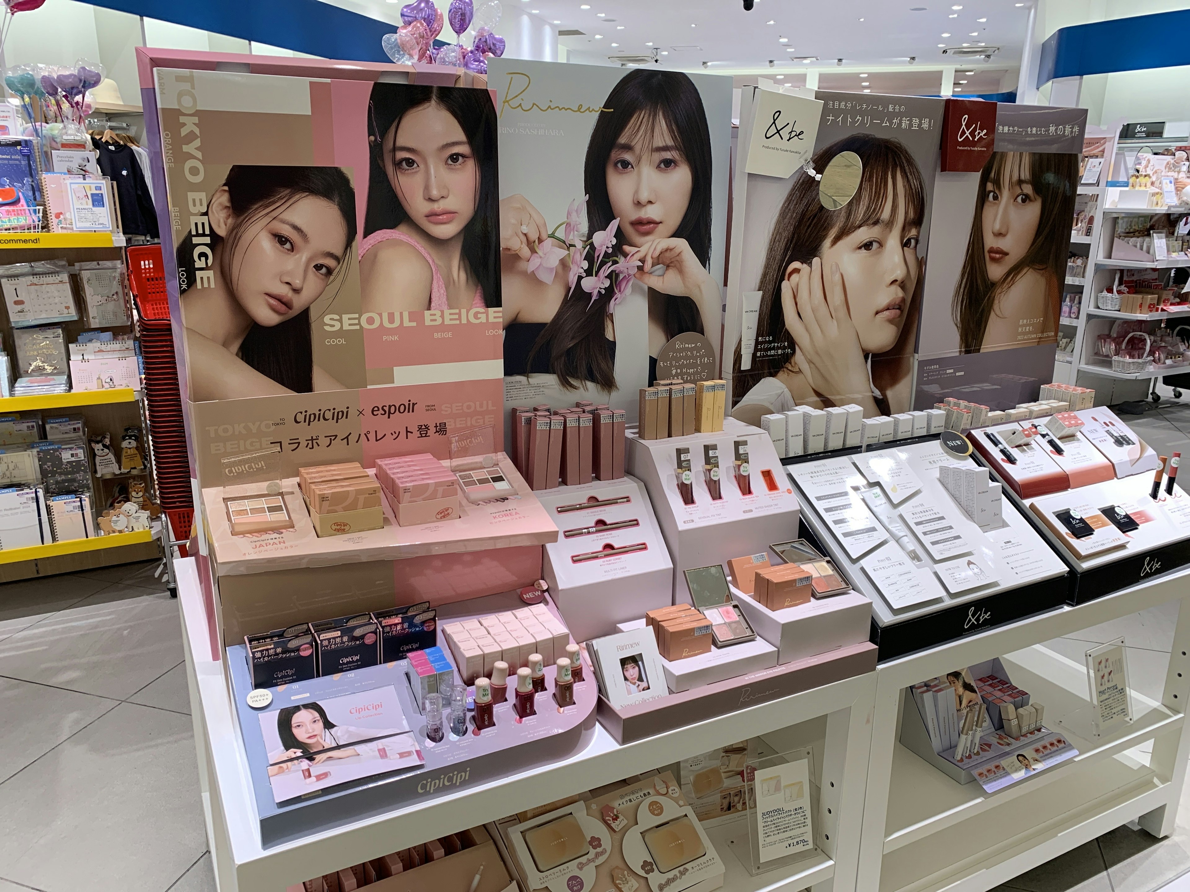 最新のネイル用品が揃うおしゃれなコスメショップ