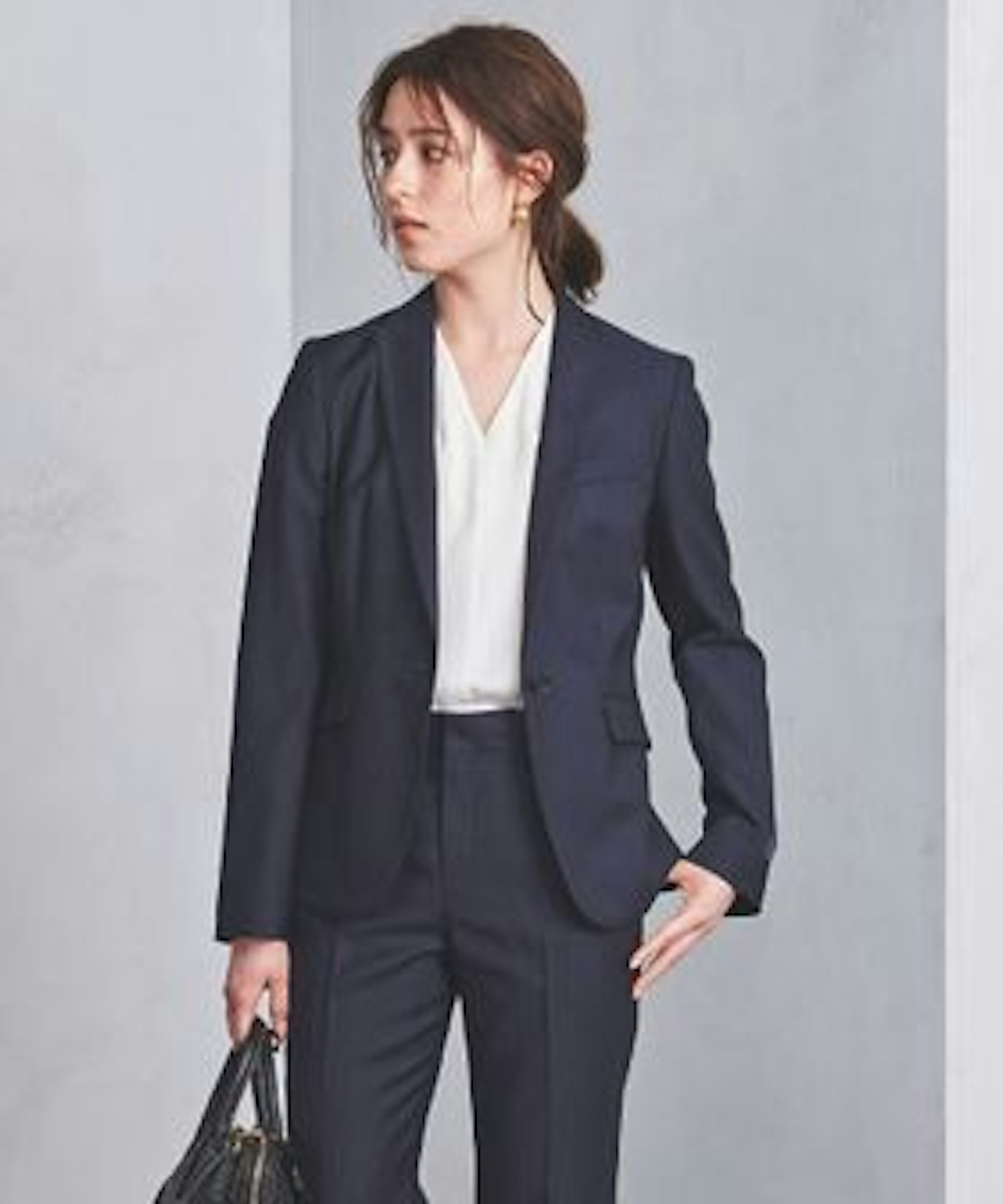 洗練されたオフィスカジュアルで自信を持って働く女性
