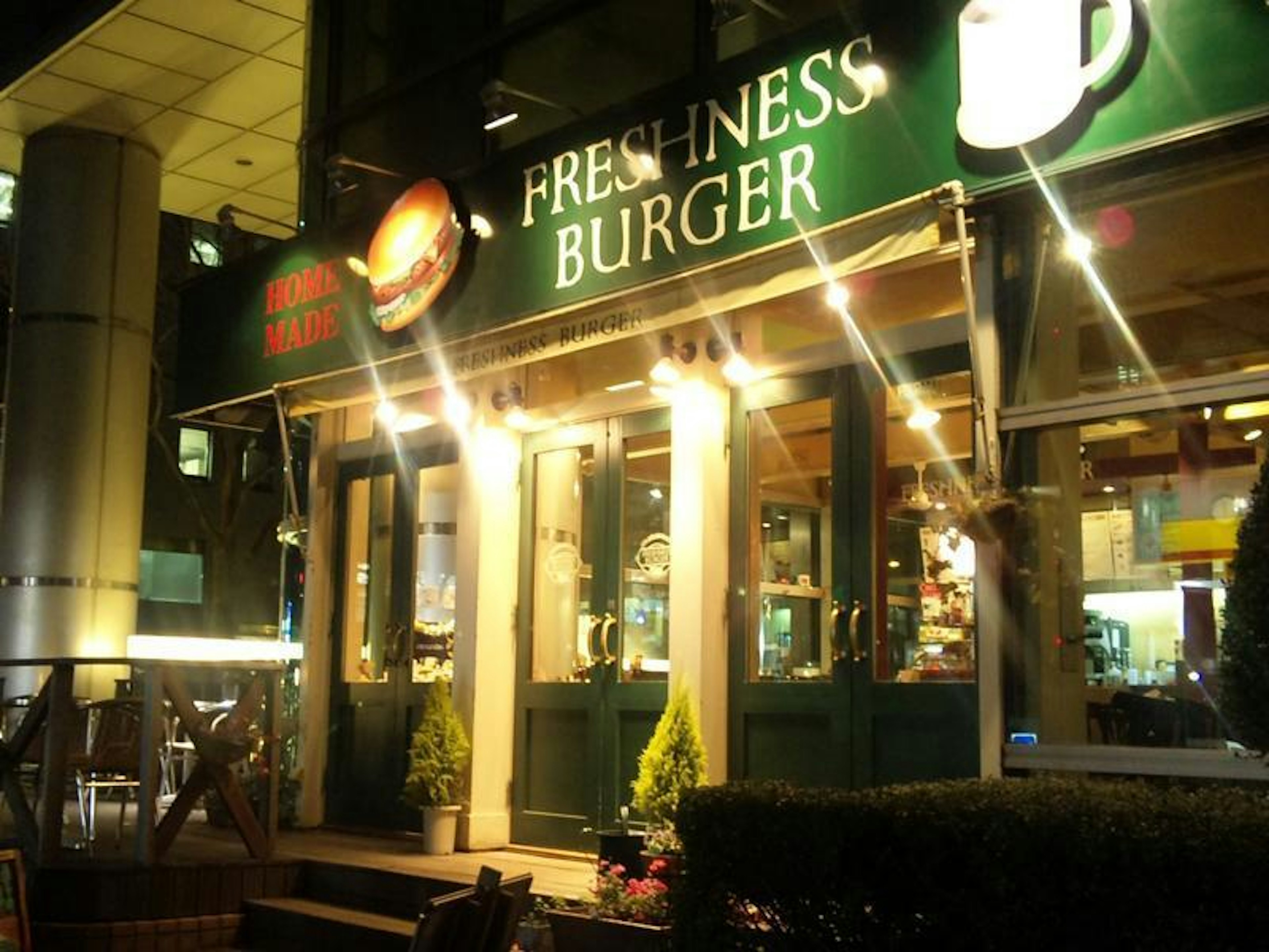 夜のハッピーアワーで楽しむ美味しいバーガー