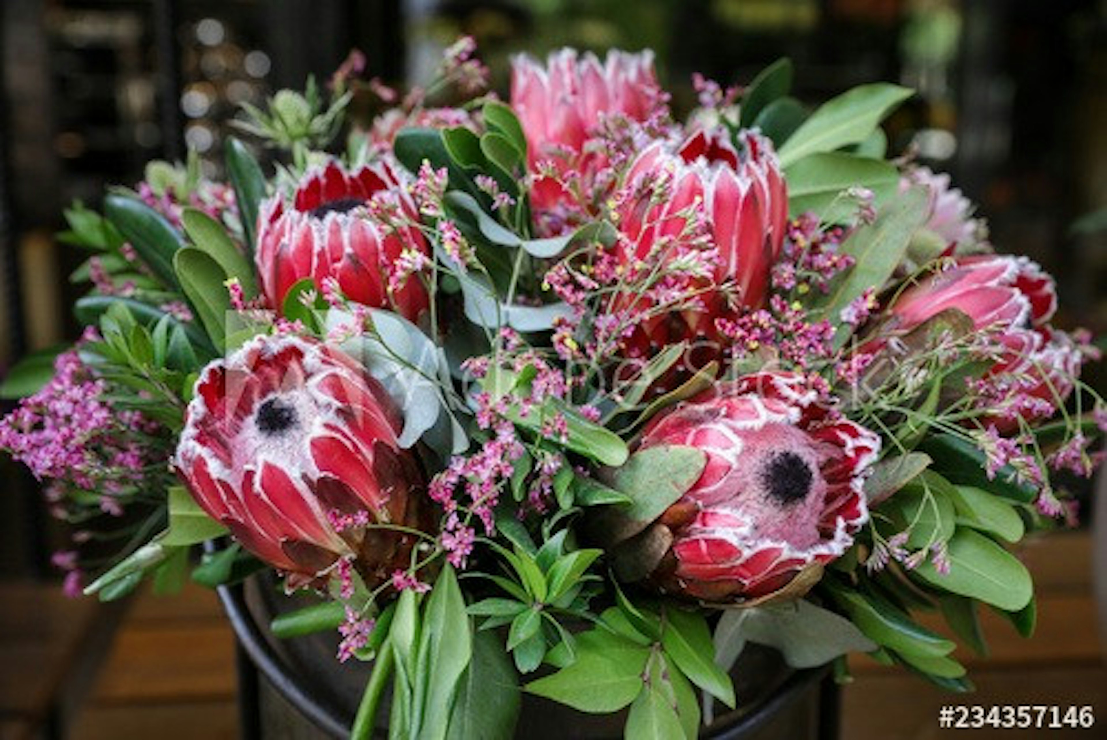 色鮮やかな花束が並ぶ、心温まる花屋の店内