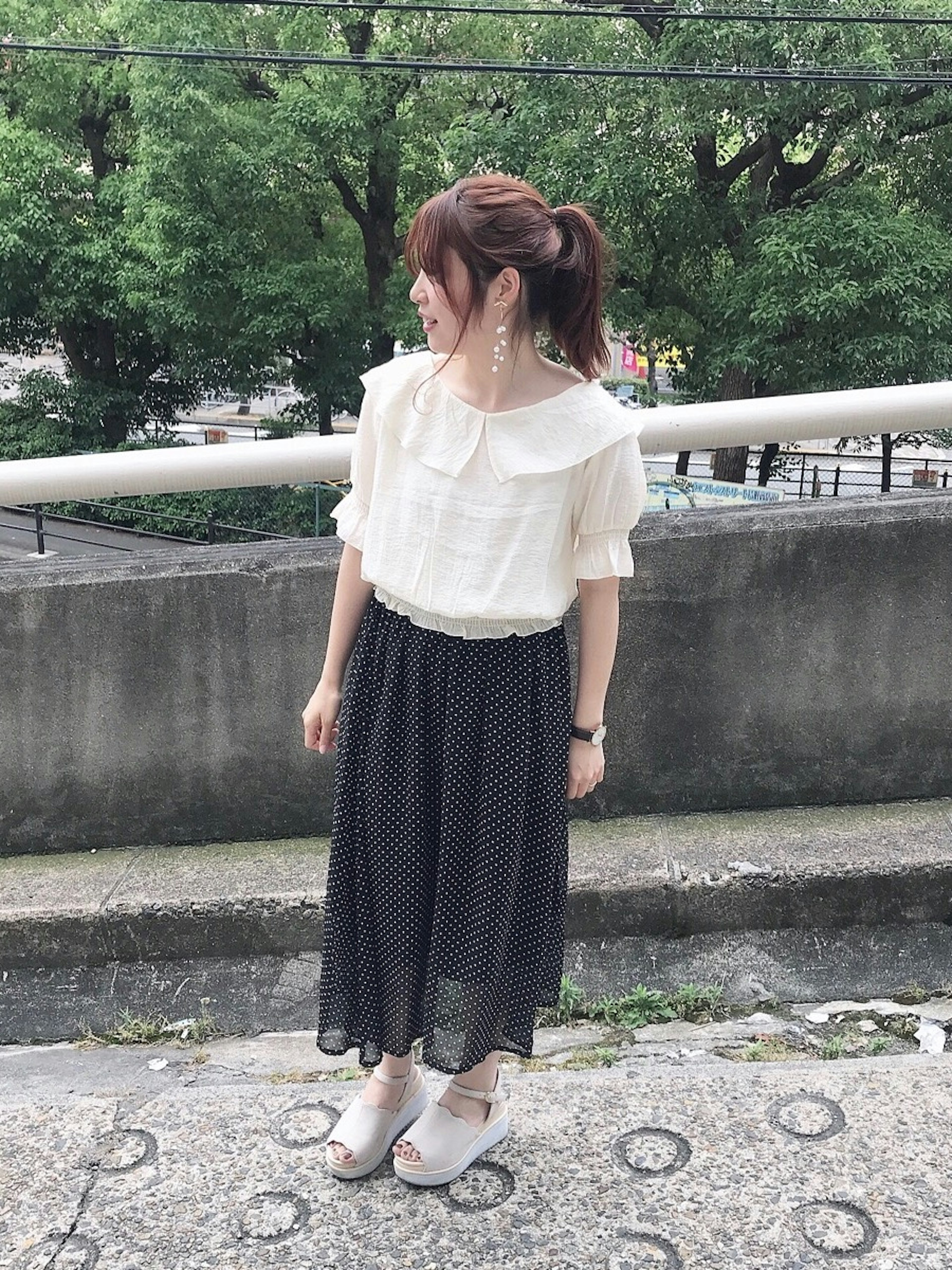 夏の公園で楽しむレディースファッションコーデ