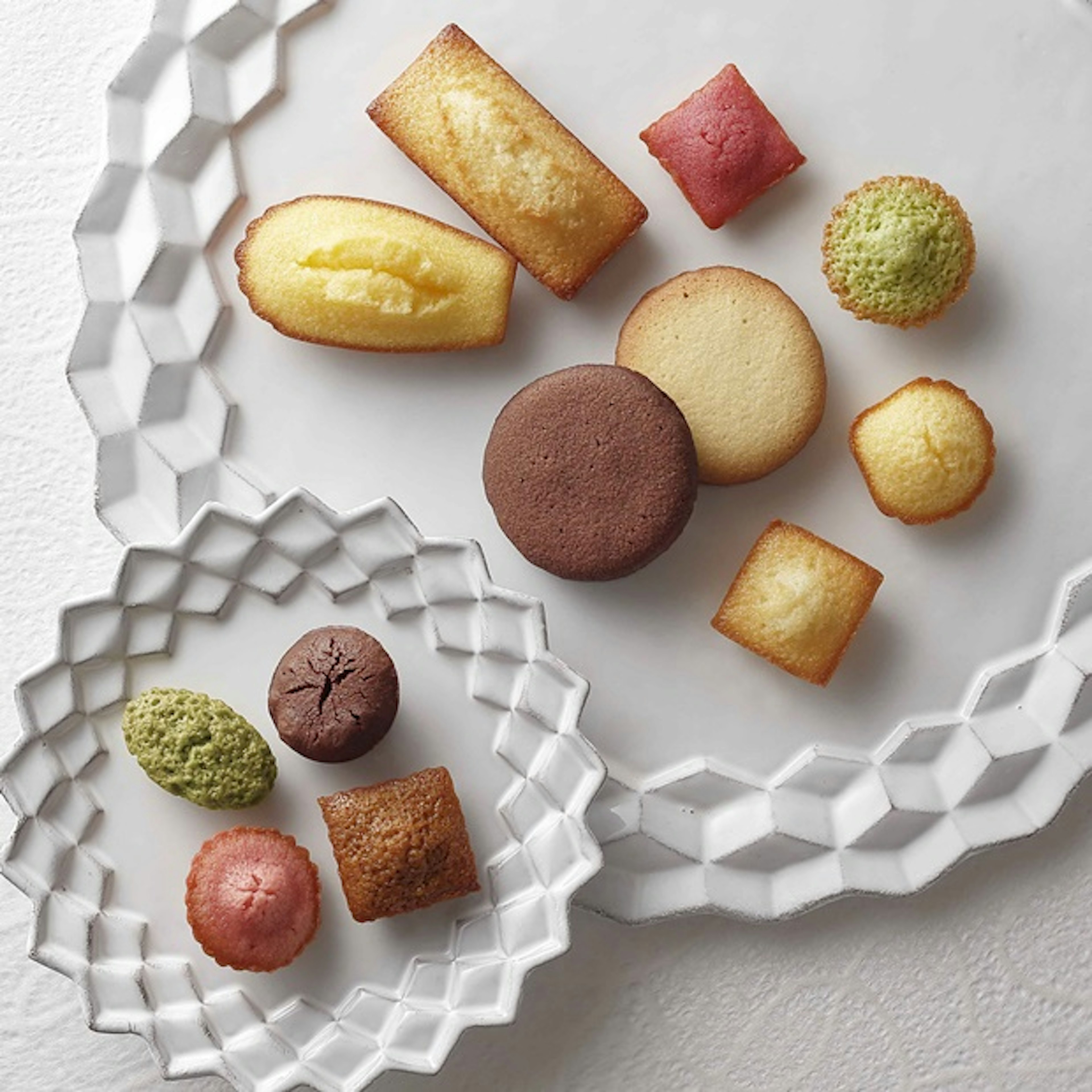 色とりどりのフィナンシェとマドレーヌが並ぶ美しいお菓子